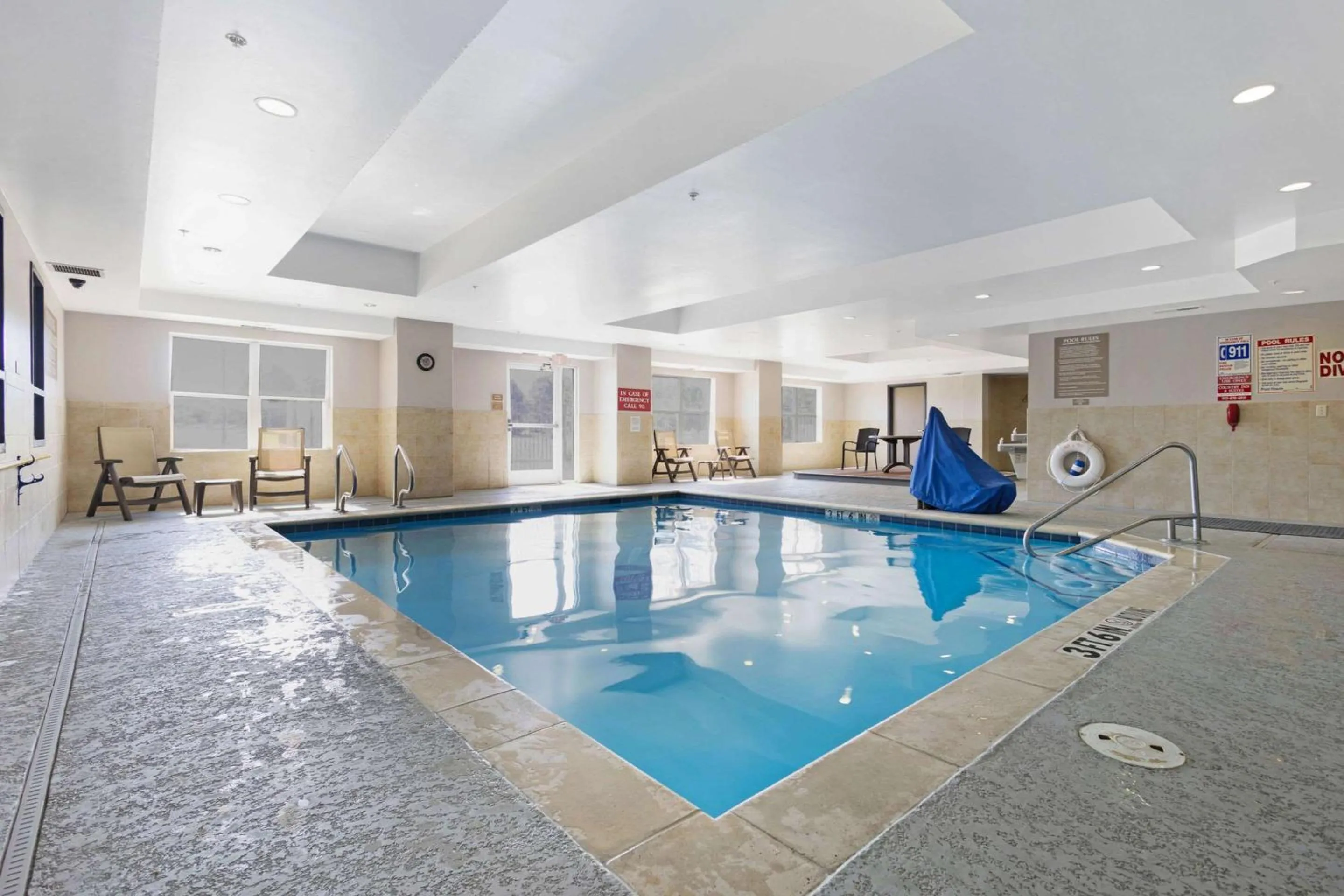 Swimming pool in Country Inn & Suites by Radisson, Texarkana, TX