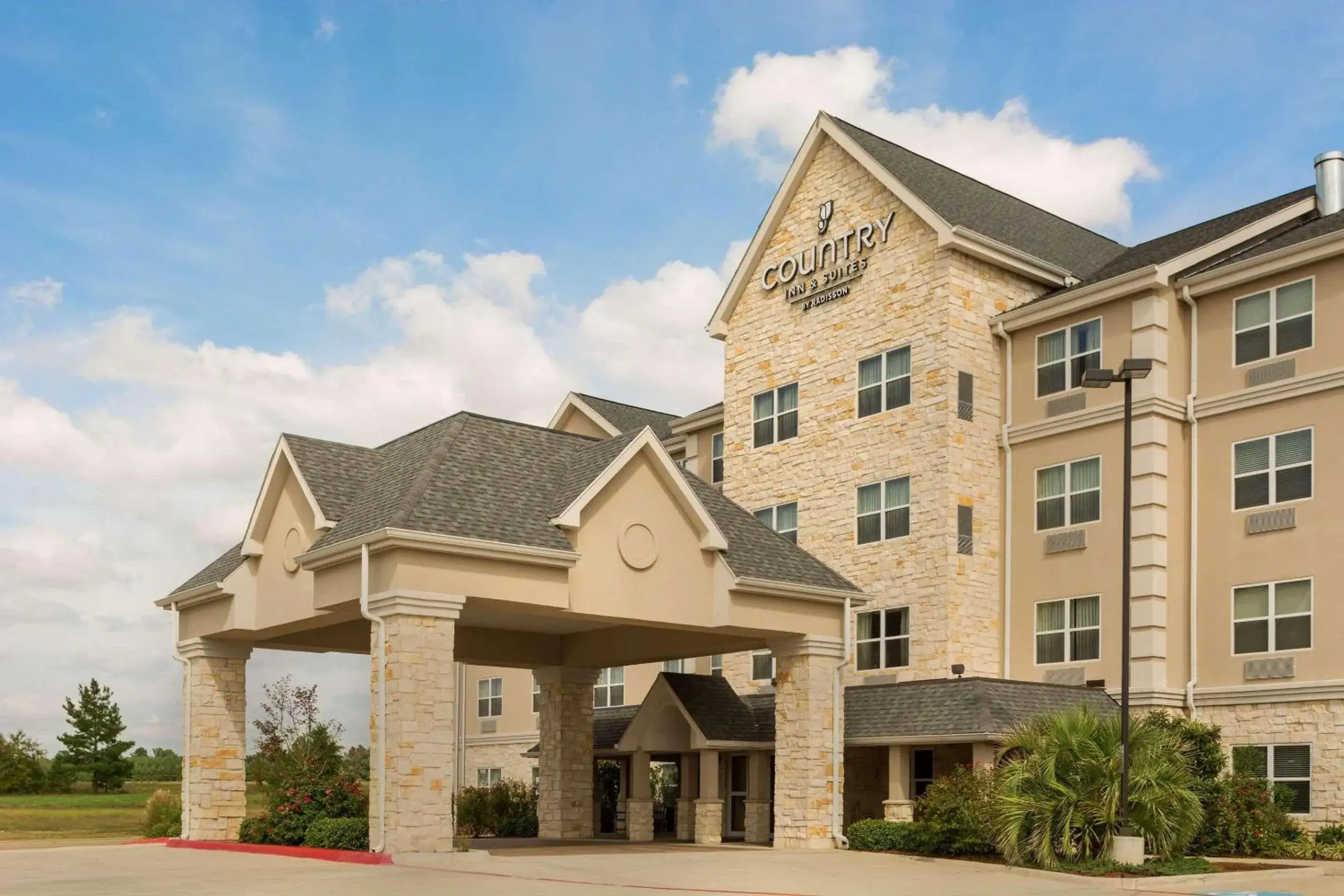 Property building in Country Inn & Suites by Radisson, Texarkana, TX Property building in Country Inn & Suites by Radisson, Texarkana, TX