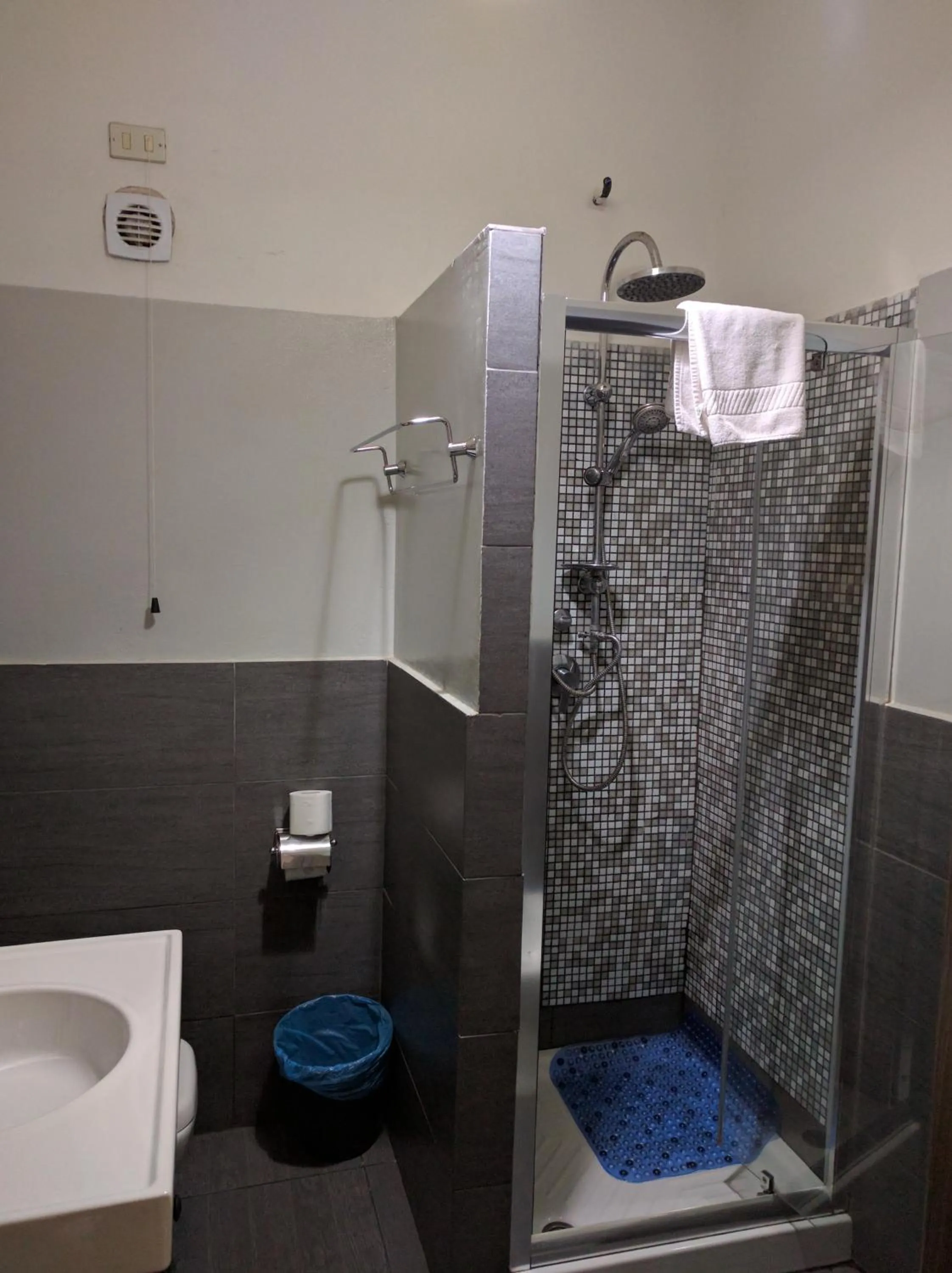 Shower in Villamelchiorre 1