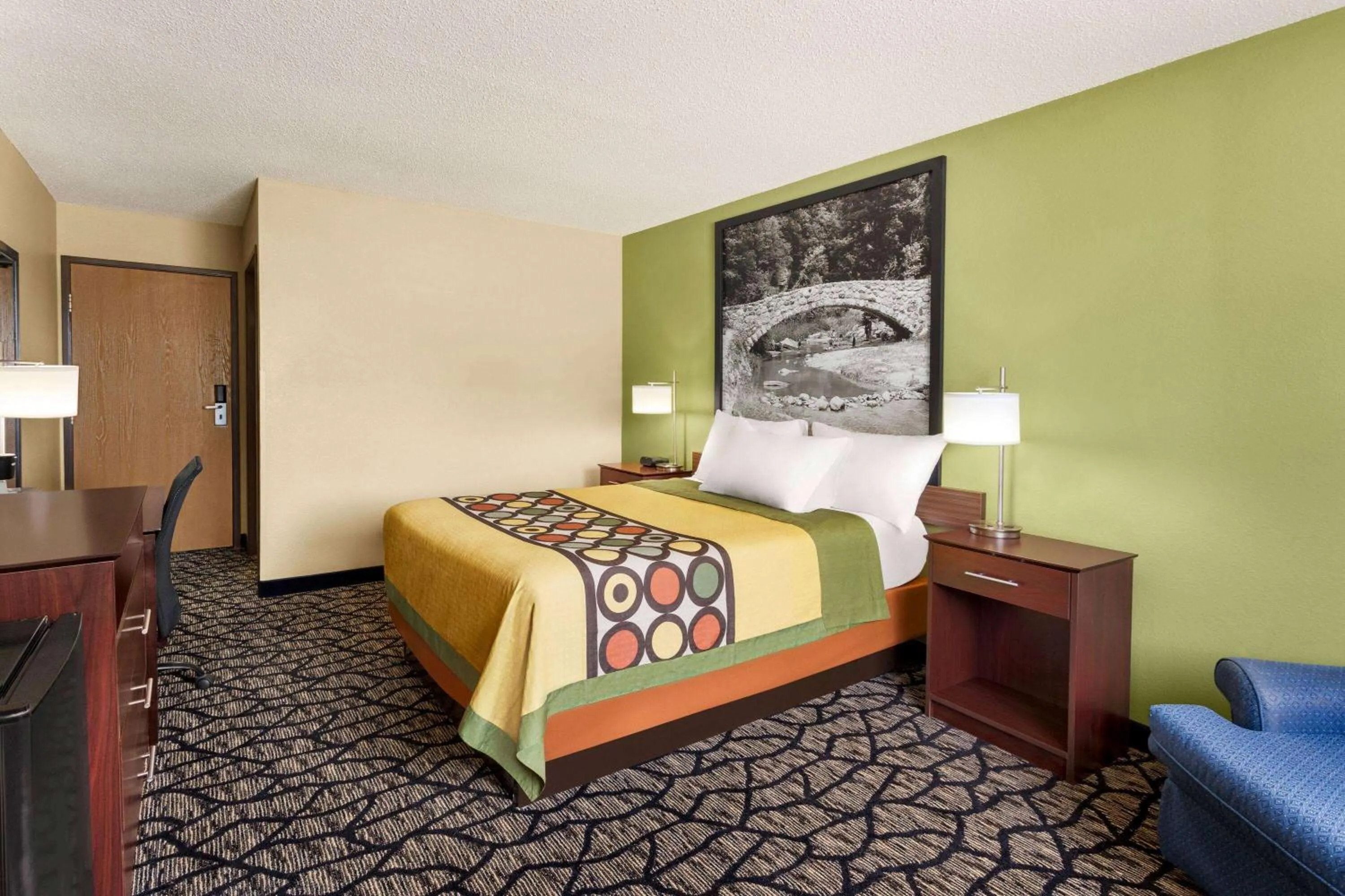 Photo of the whole room, Bed in Super 8 by Wyndham Ankeny/Des Moines Area