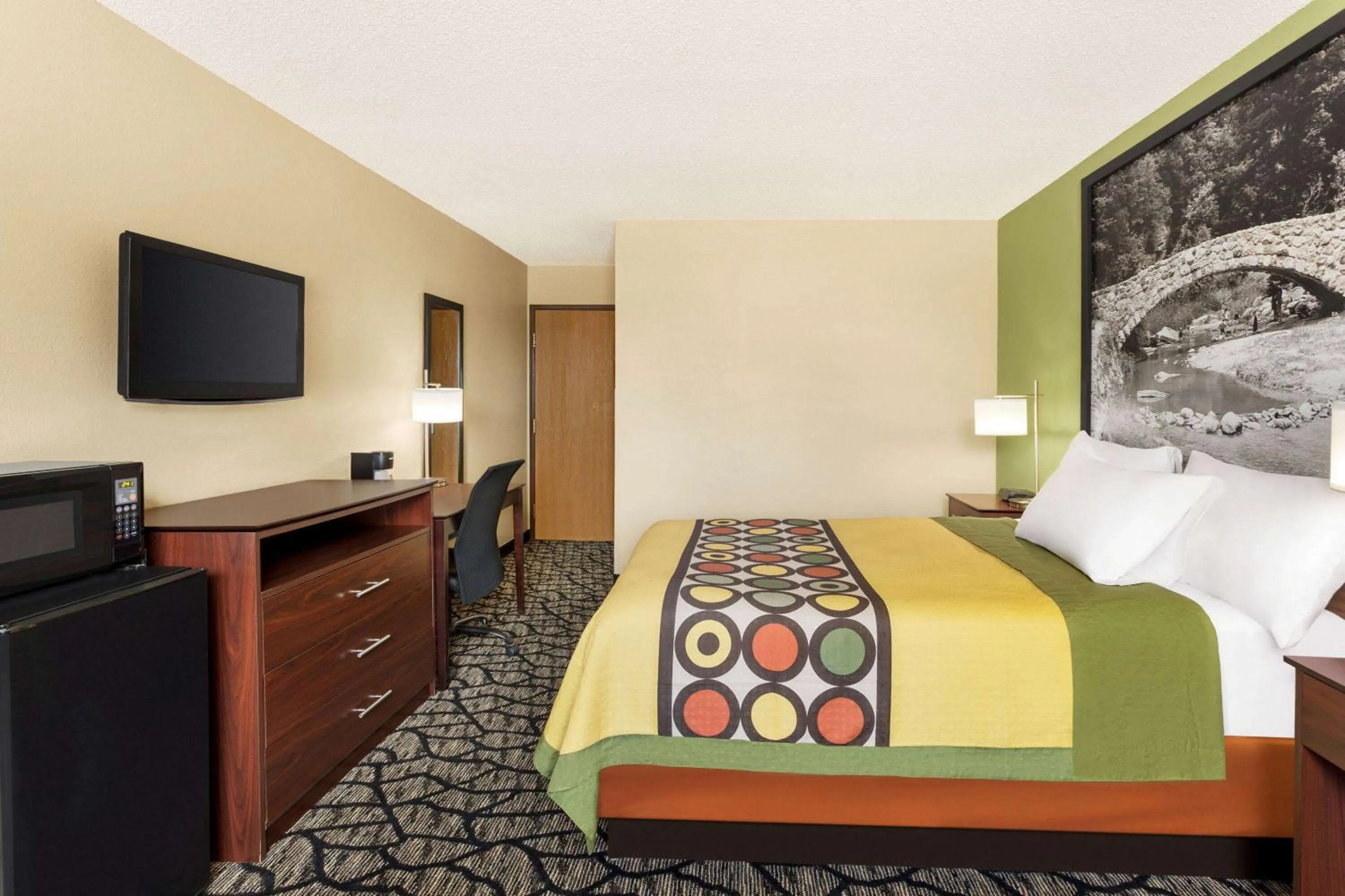 Photo of the whole room, Bed in Super 8 by Wyndham Ankeny/Des Moines Area