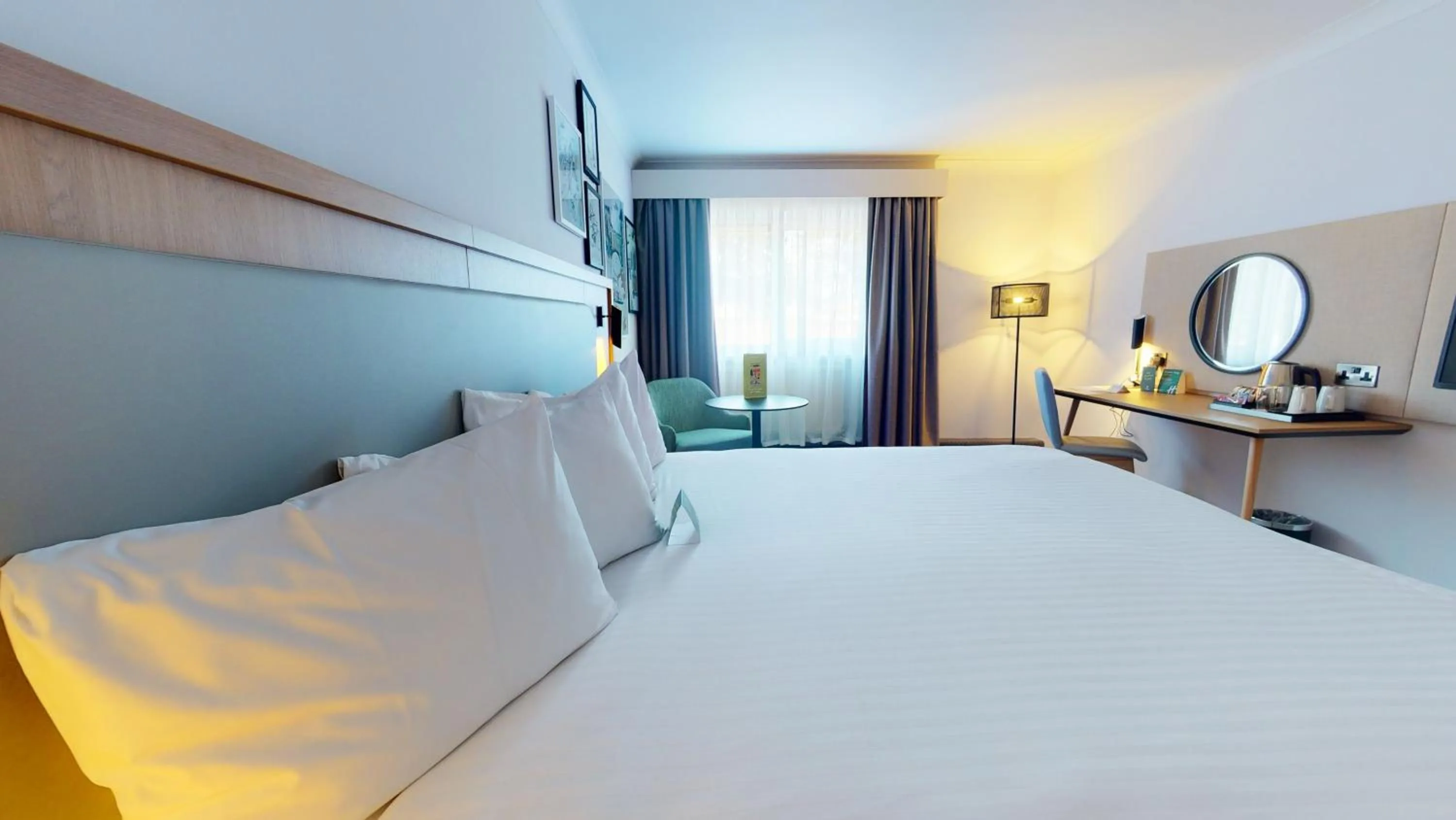 Photo of the whole room, Bed in Holiday Inn Cambridge by IHG