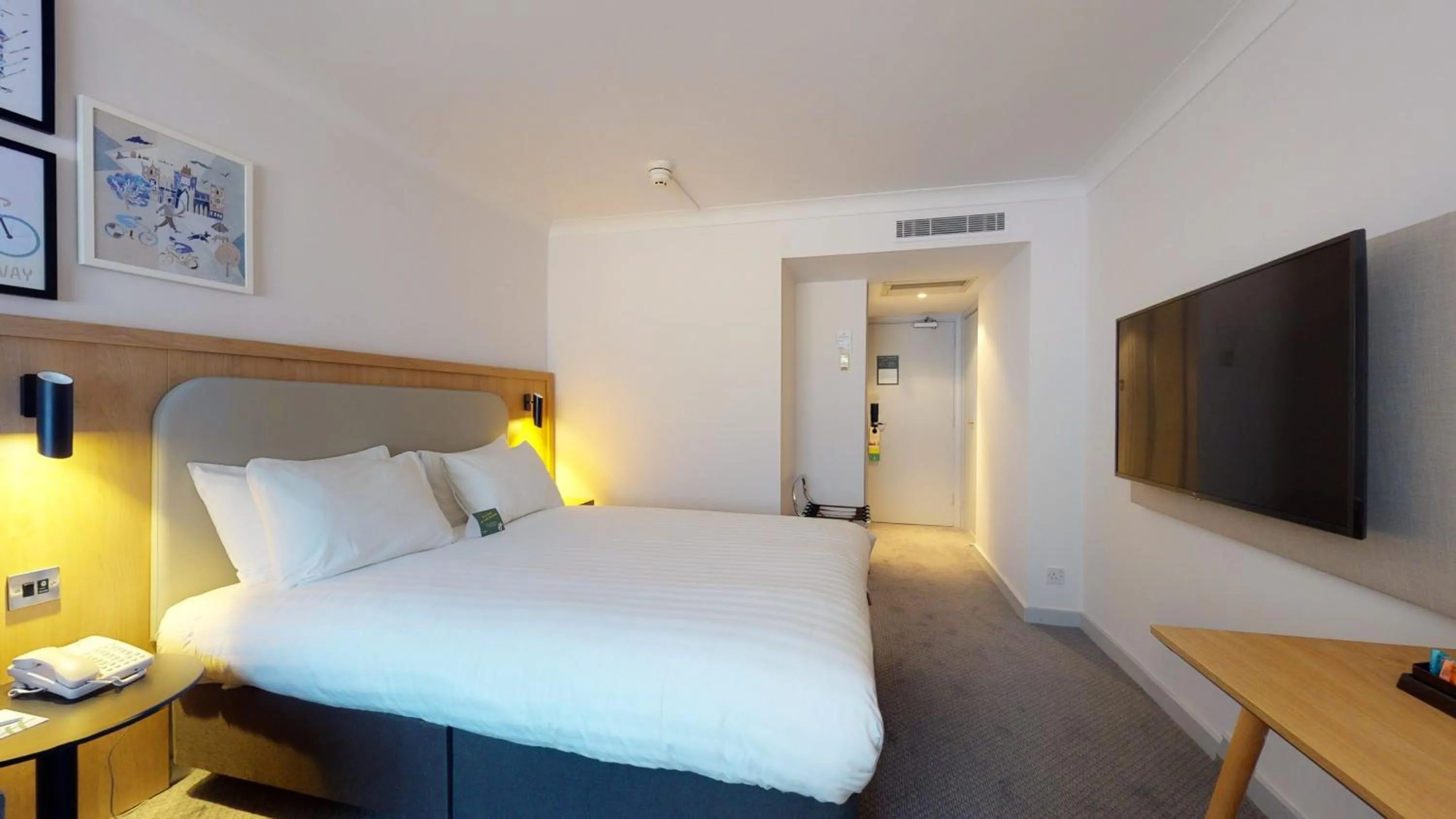 Photo of the whole room, Bed in Holiday Inn Cambridge by IHG