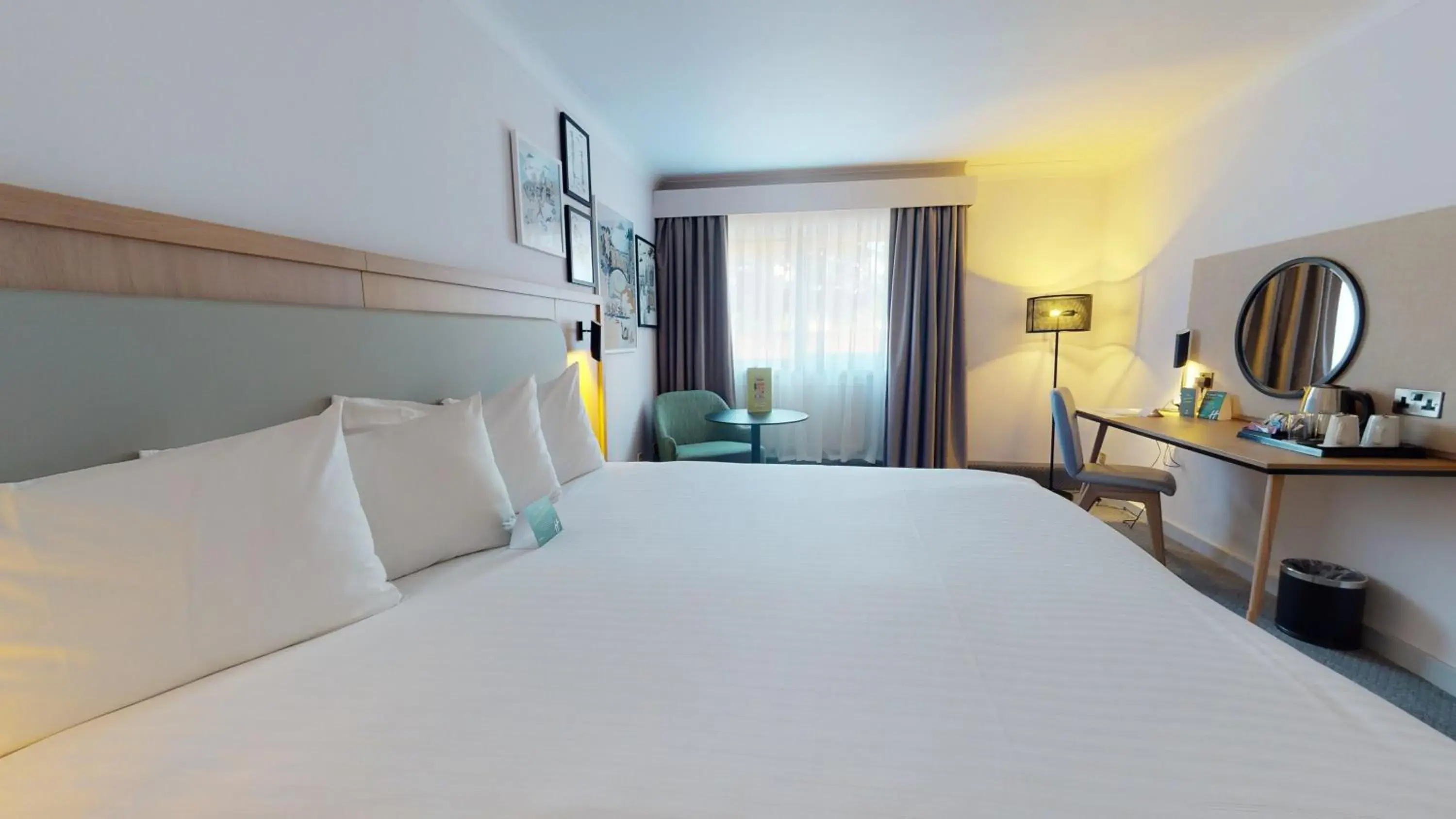 Premium King Room in Holiday Inn Cambridge by IHG Premium King Room in Holiday Inn Cambridge by IHG