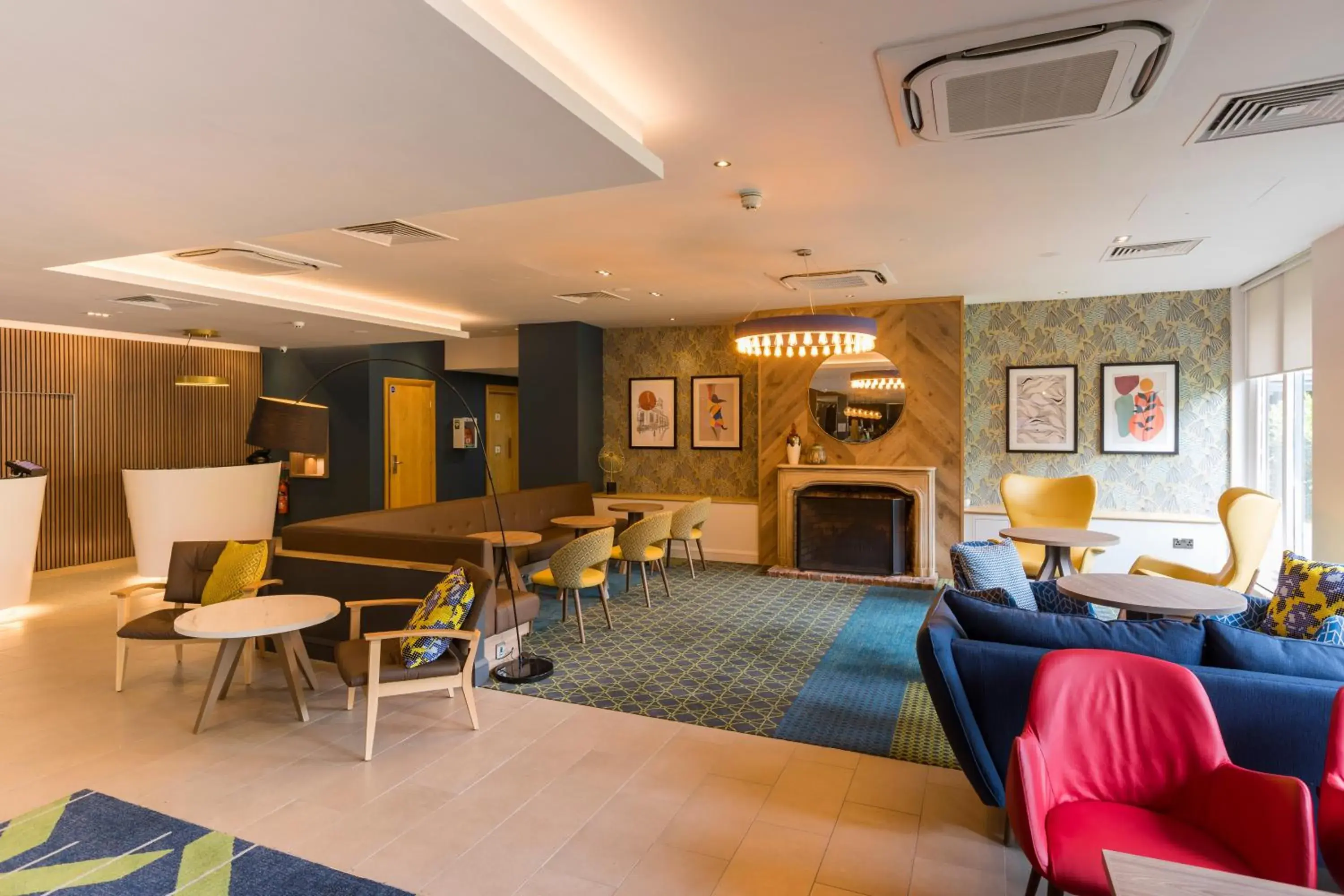 Lounge or bar in Holiday Inn Cambridge by IHG Lounge or bar in Holiday Inn Cambridge by IHG