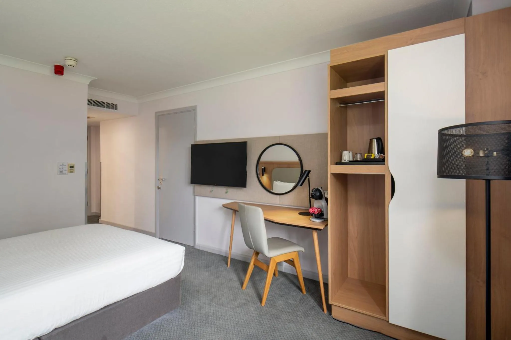 Photo of the whole room, Bed in Holiday Inn Cambridge by IHG