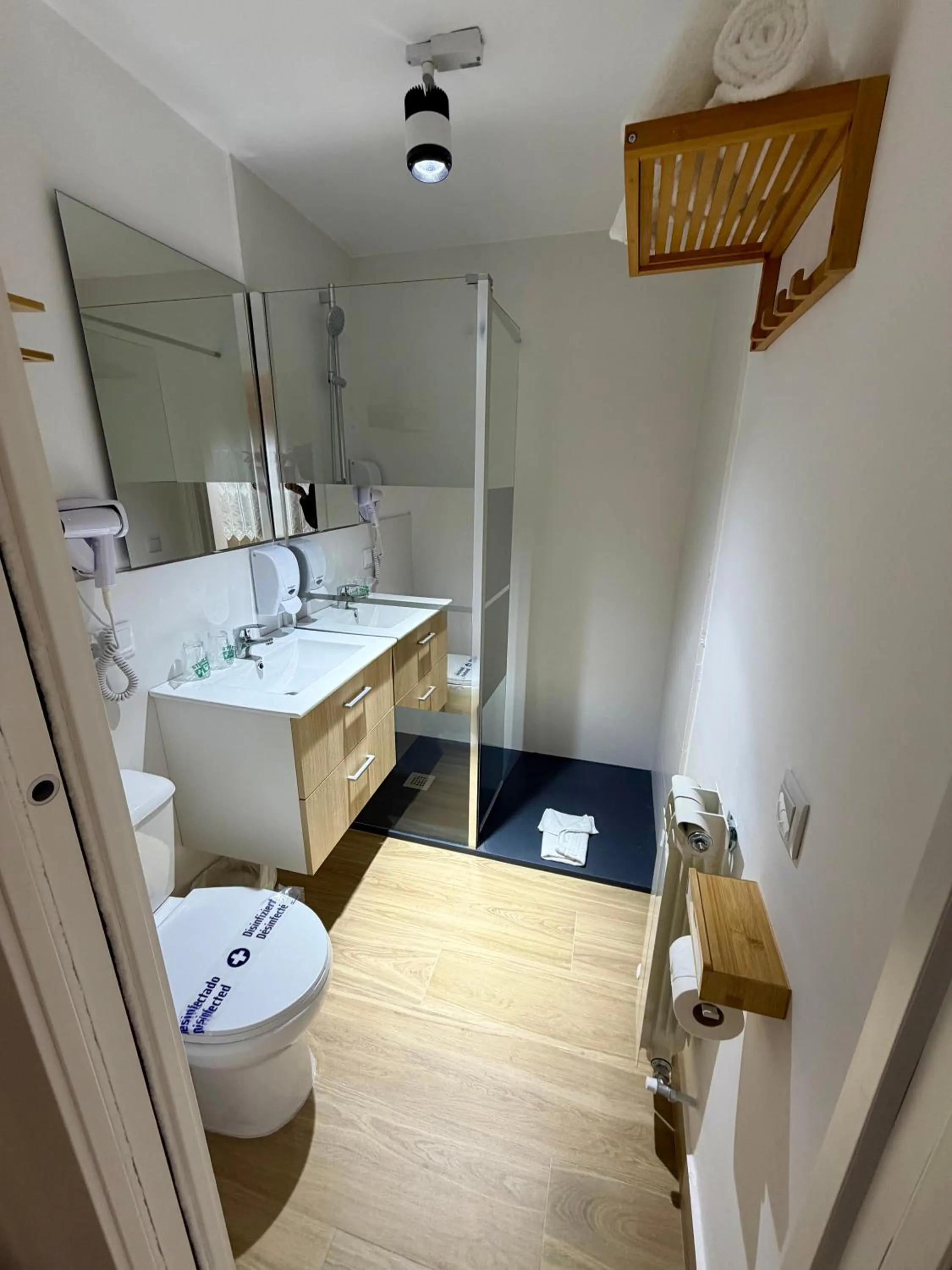 Shower in RETIRO DEL TEATRO Hotel Boutique y Apartamentos en Almagro