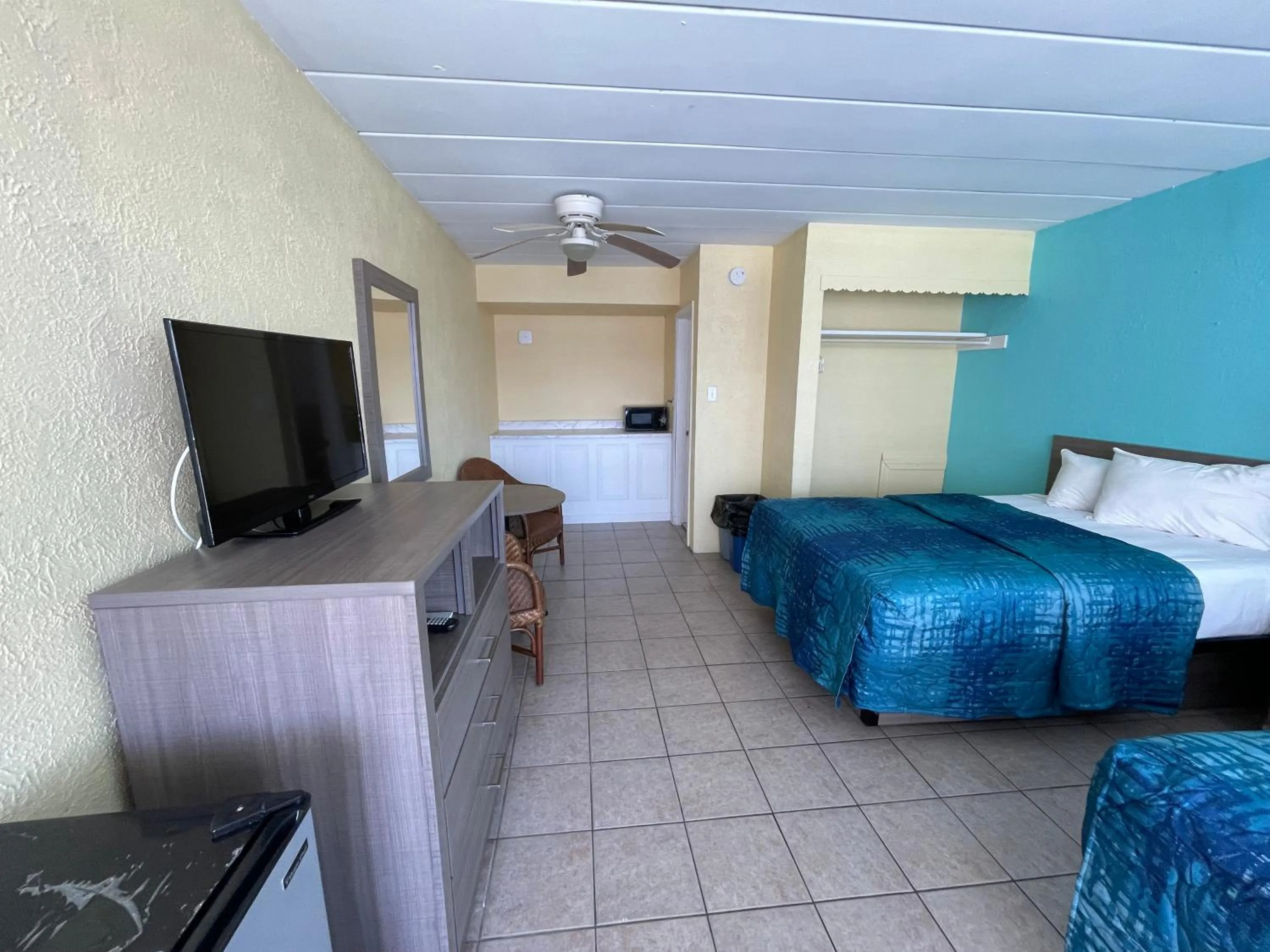 Bed in Bird of Paradise Motel