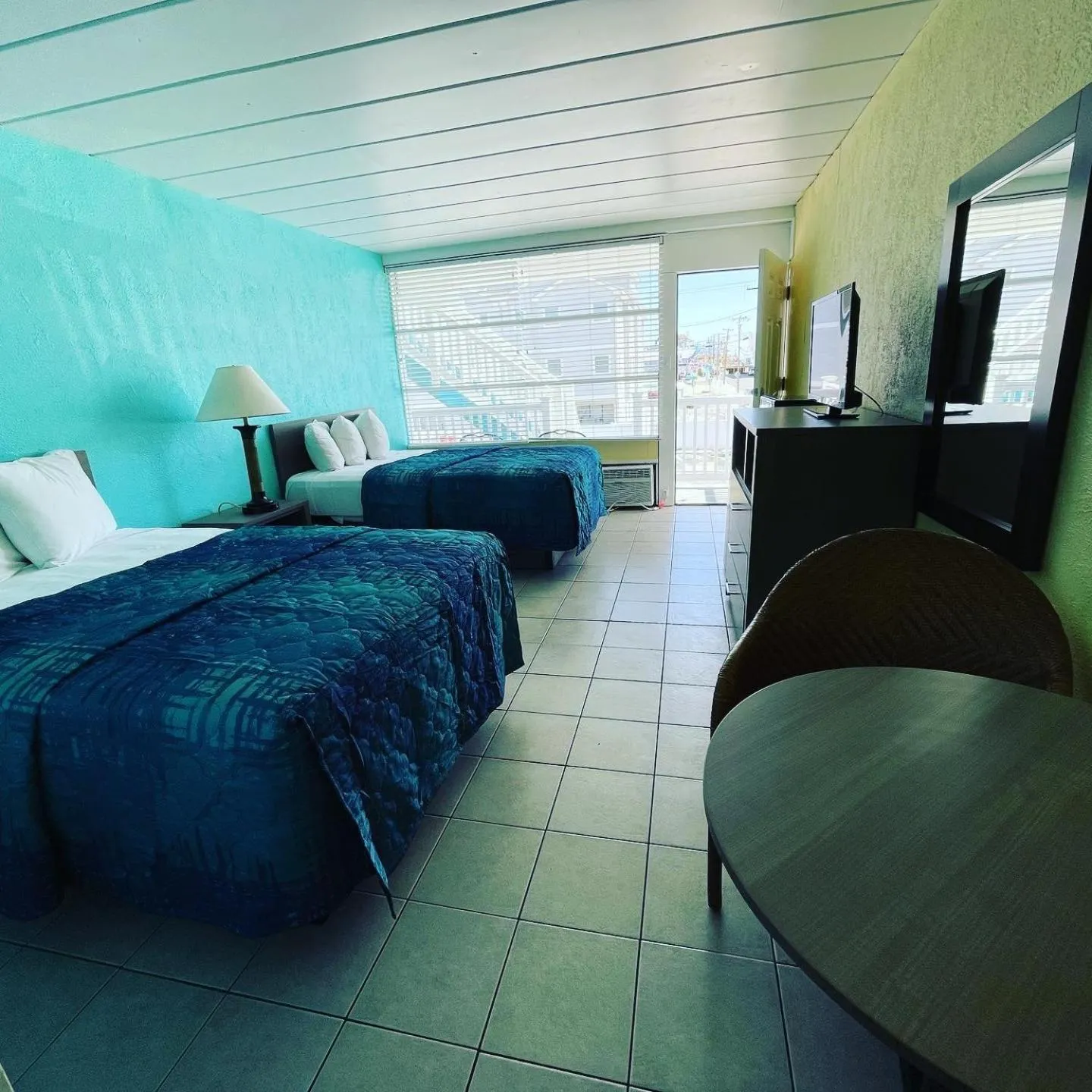 Seating area, Bed in Bird of Paradise Motel