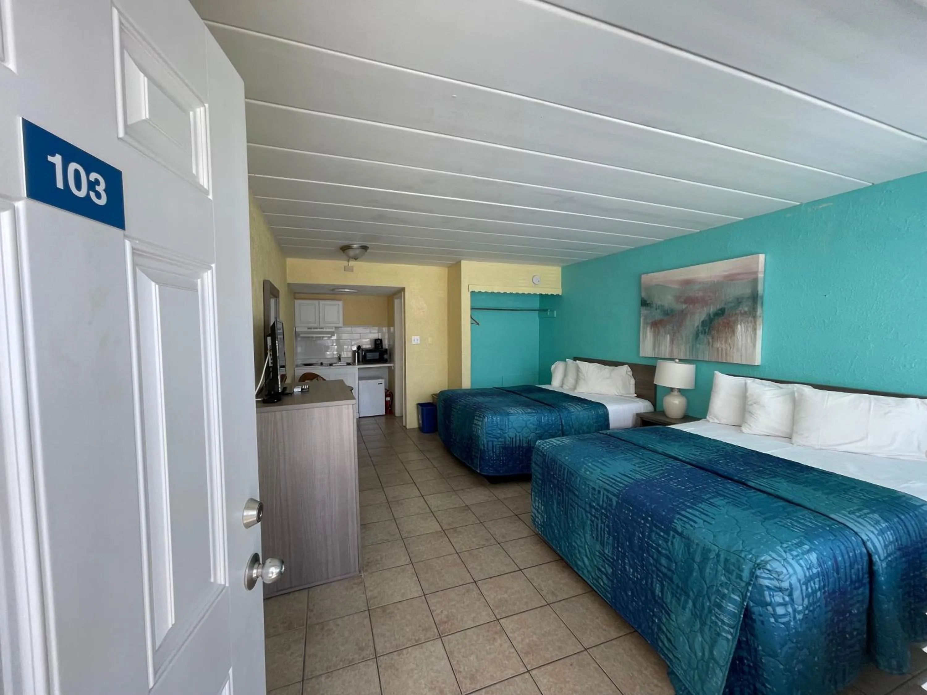 Photo of the whole room, Bed in Bird of Paradise Motel