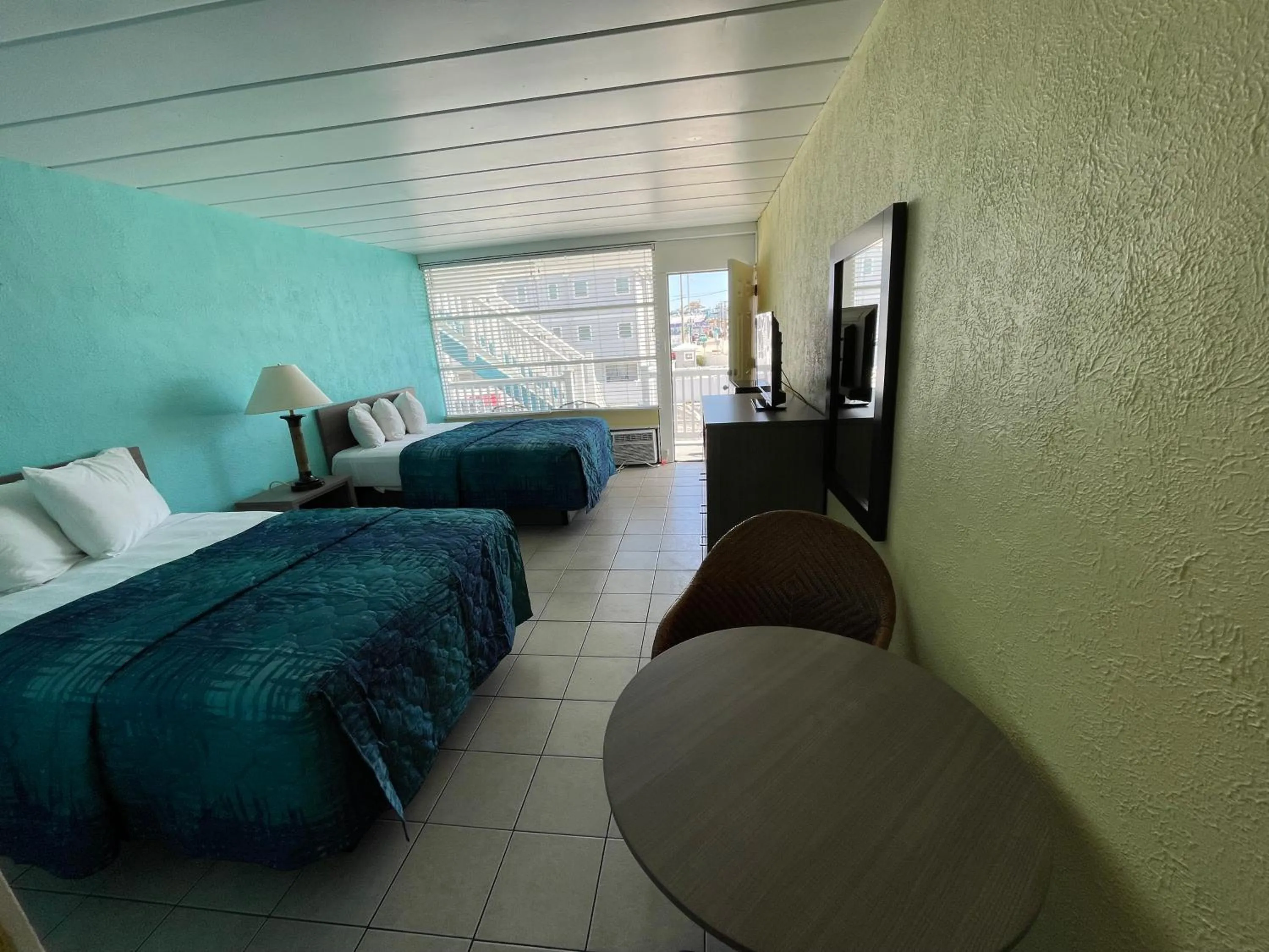 Seating area, Bed in Bird of Paradise Motel