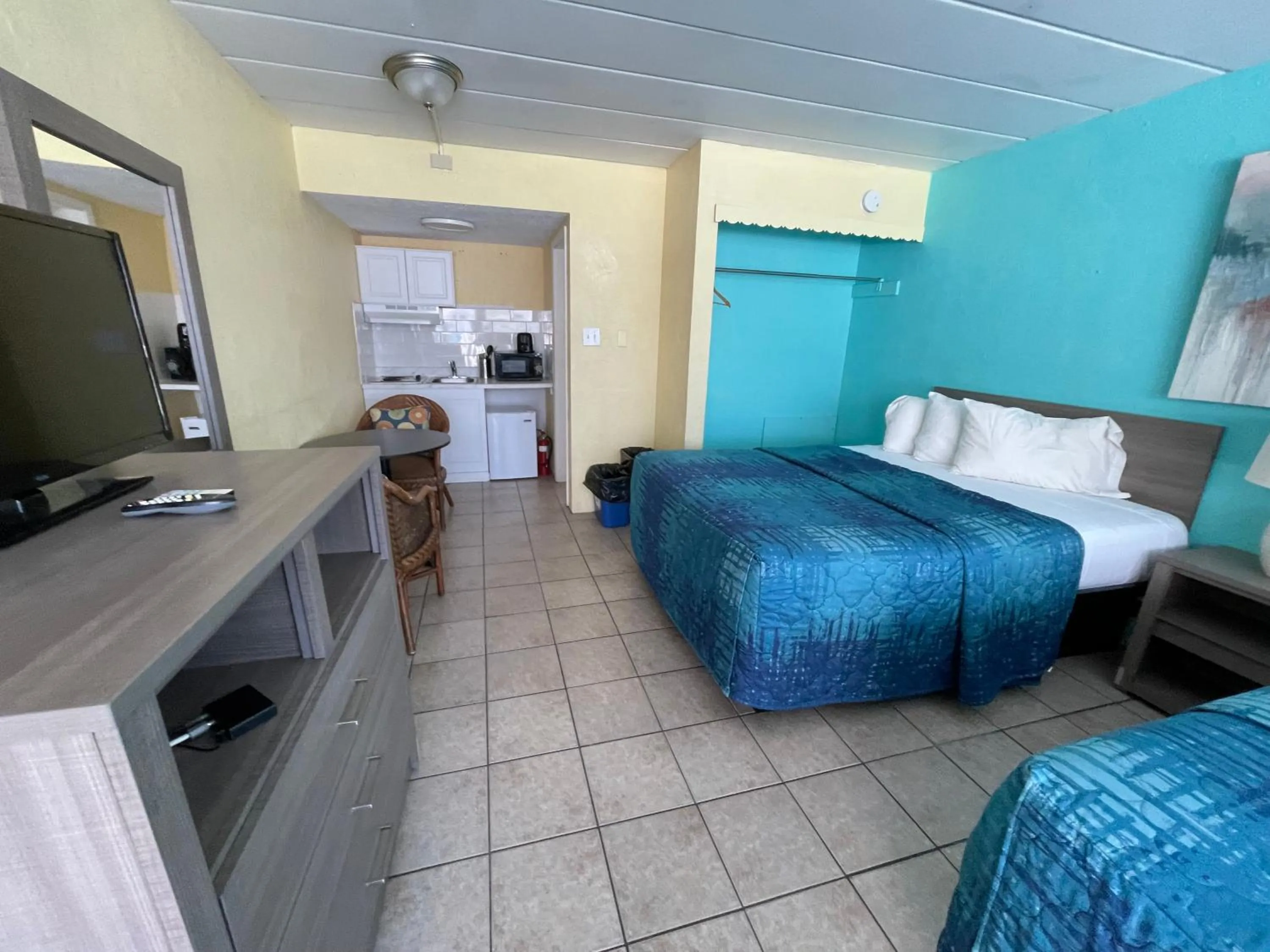 Bed in Bird of Paradise Motel