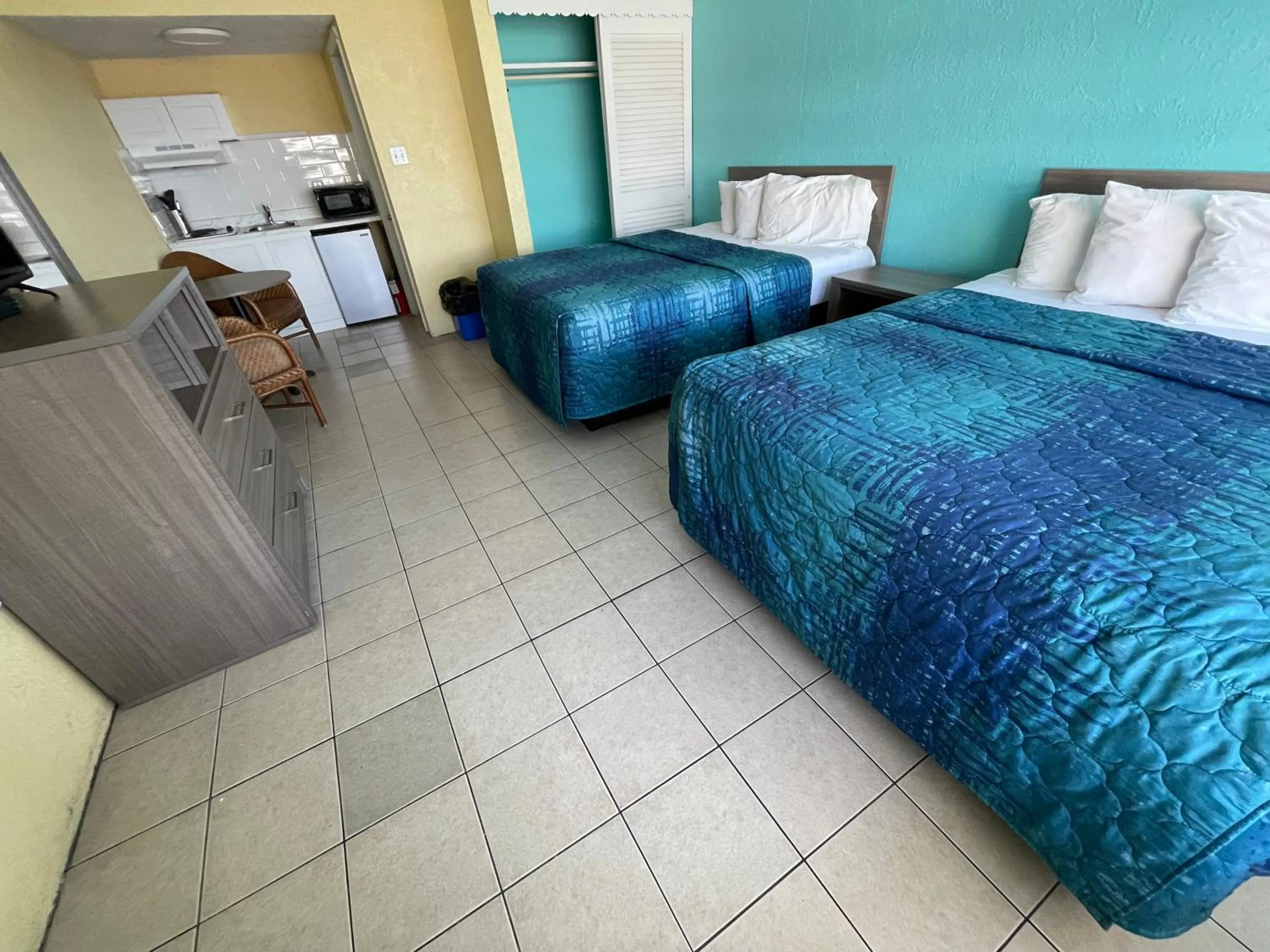 Bed in Bird of Paradise Motel