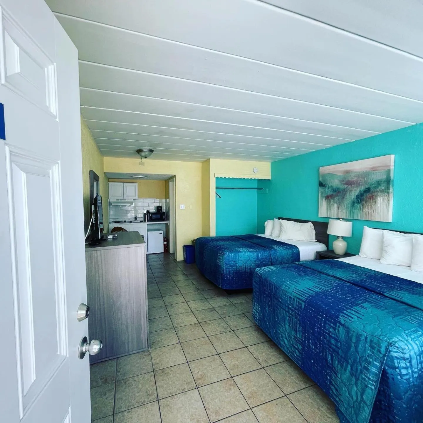 Photo of the whole room, Bed in Bird of Paradise Motel