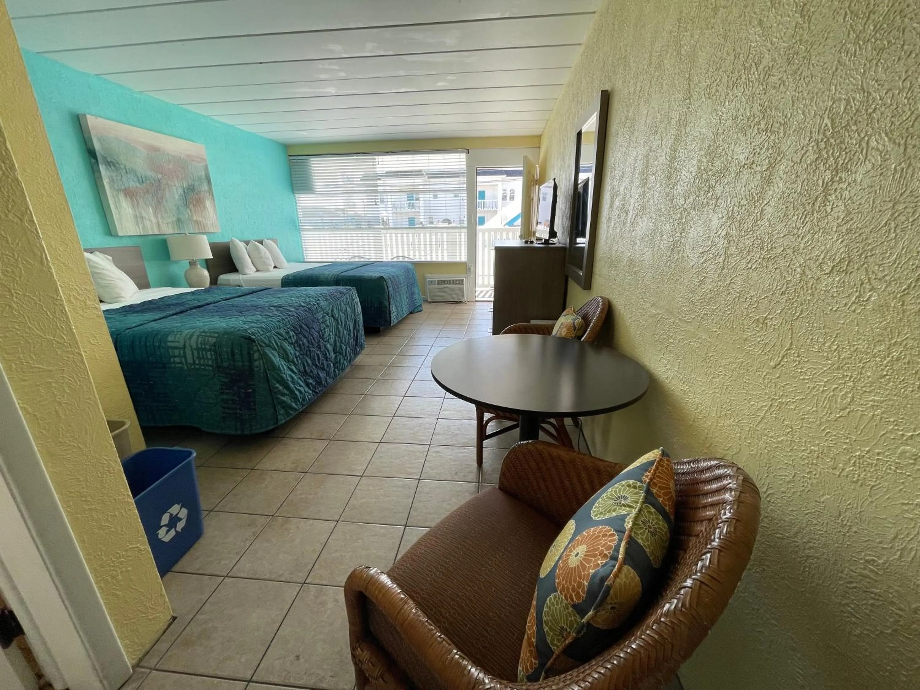 Photo of the whole room, Bed in Bird of Paradise Motel