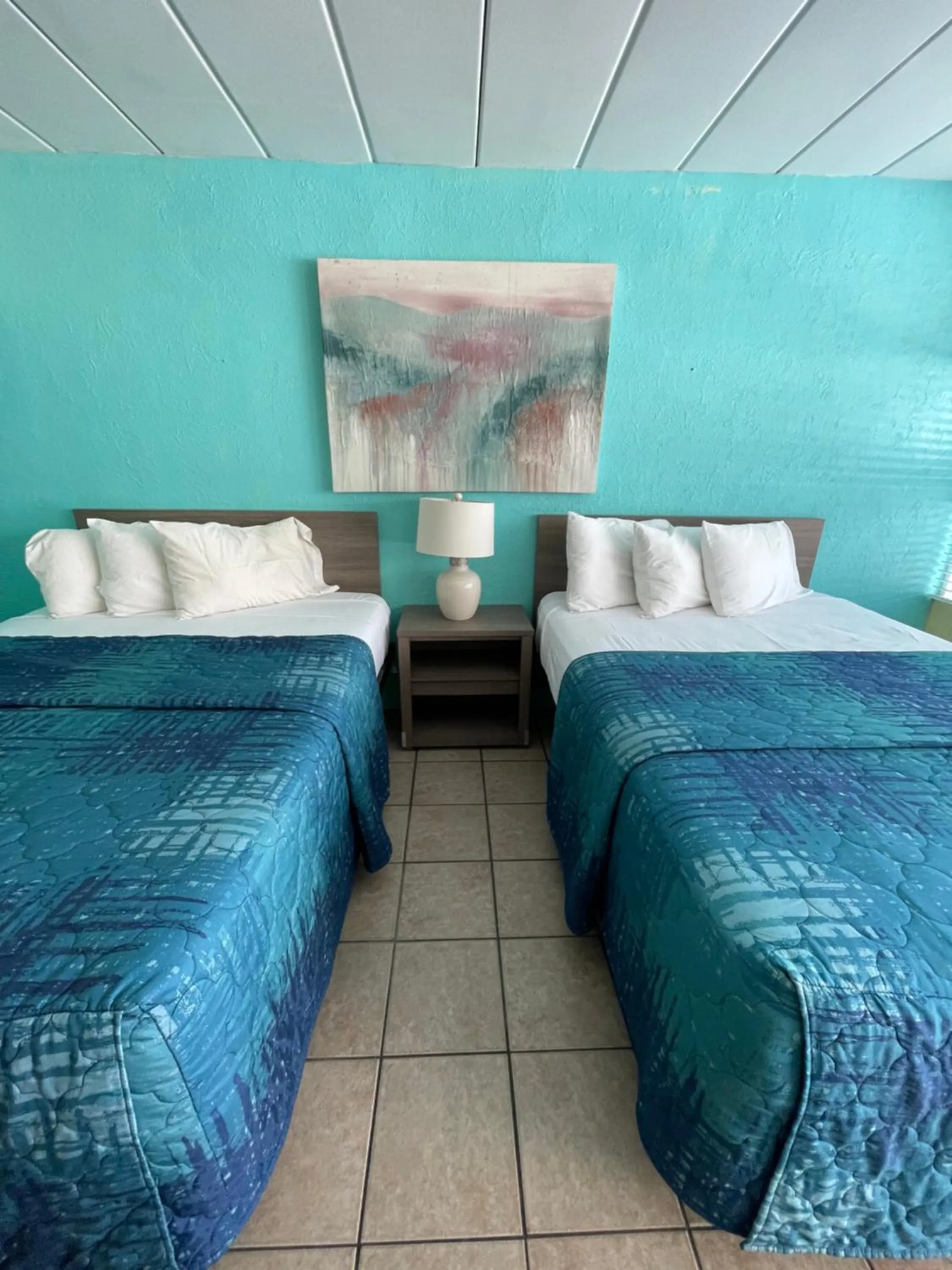 Photo of the whole room, Bed in Bird of Paradise Motel