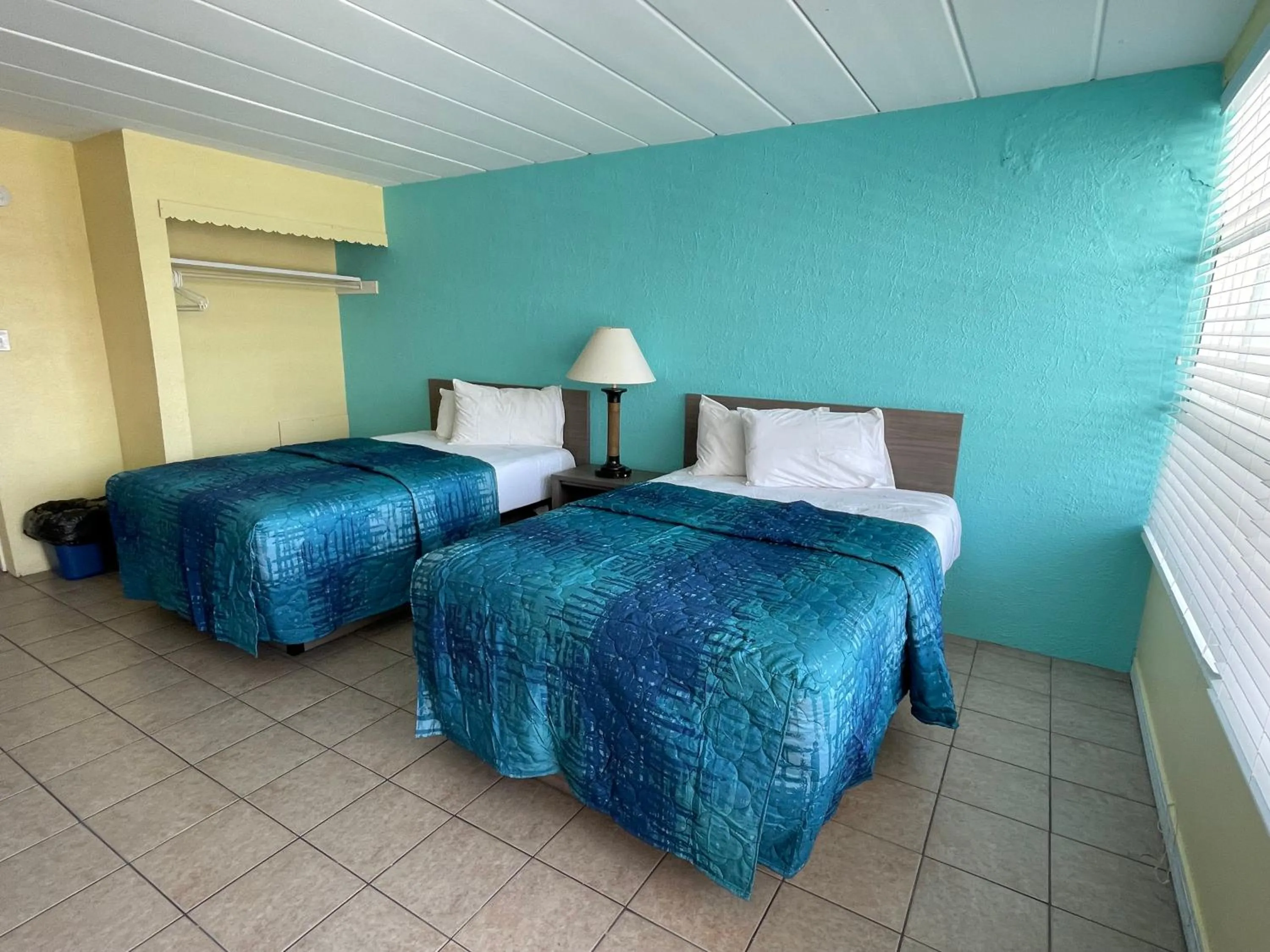 Bed in Bird of Paradise Motel