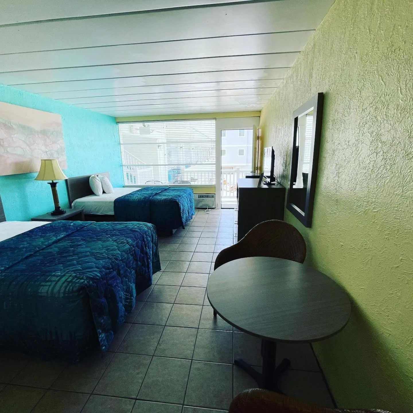 Photo of the whole room, Bed in Bird of Paradise Motel