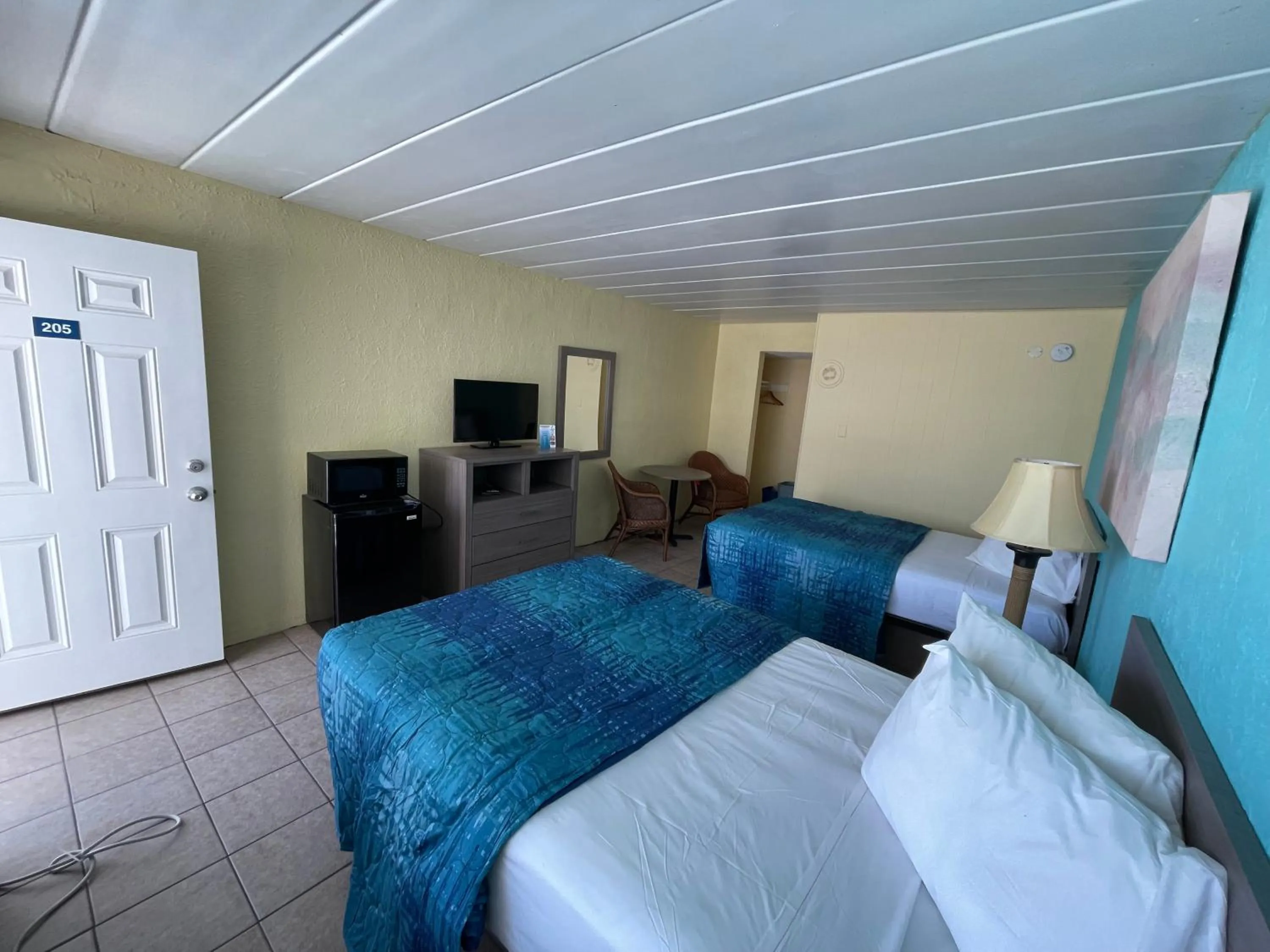 Photo of the whole room, Bed in Bird of Paradise Motel