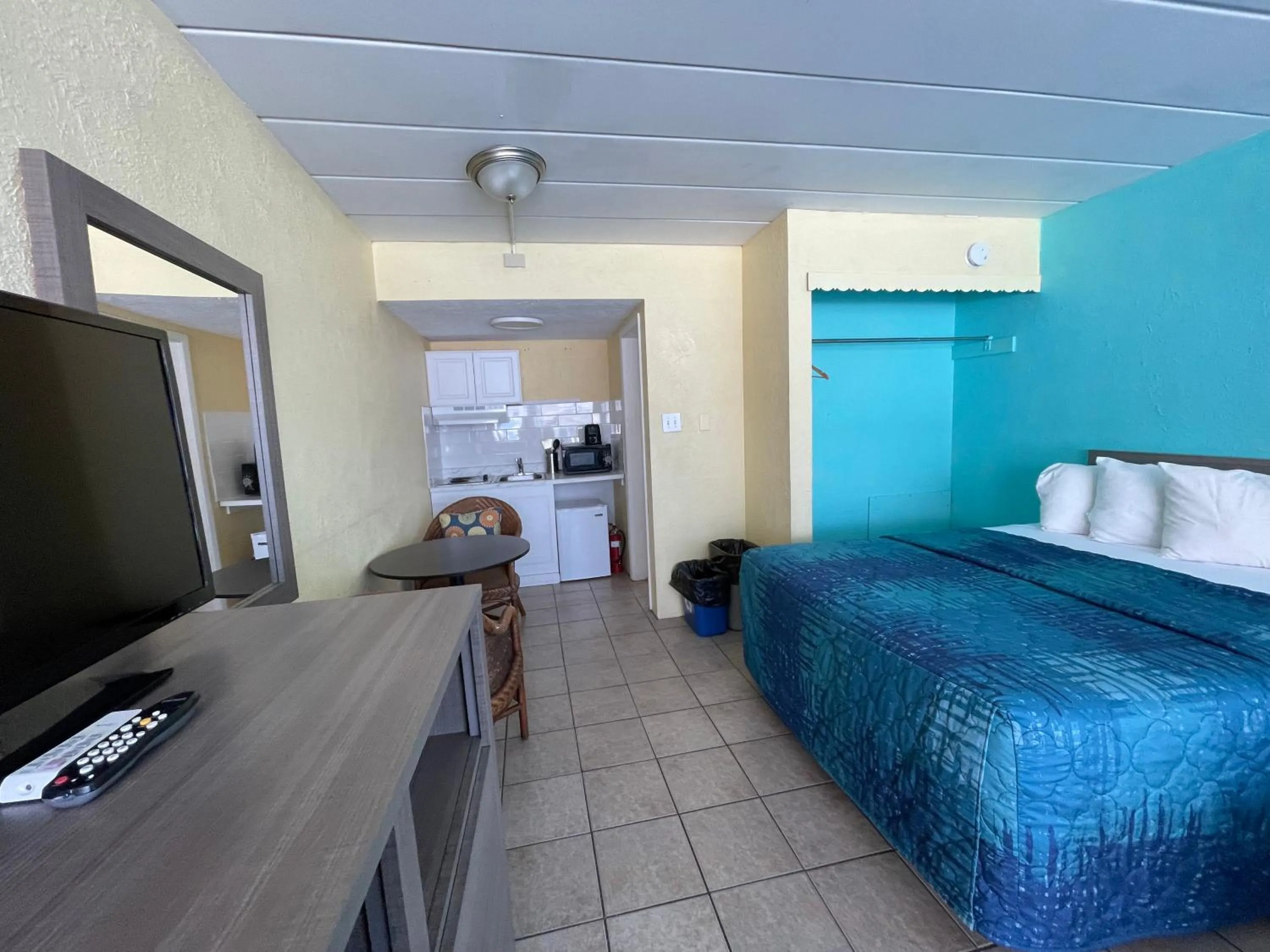 Bed in Bird of Paradise Motel