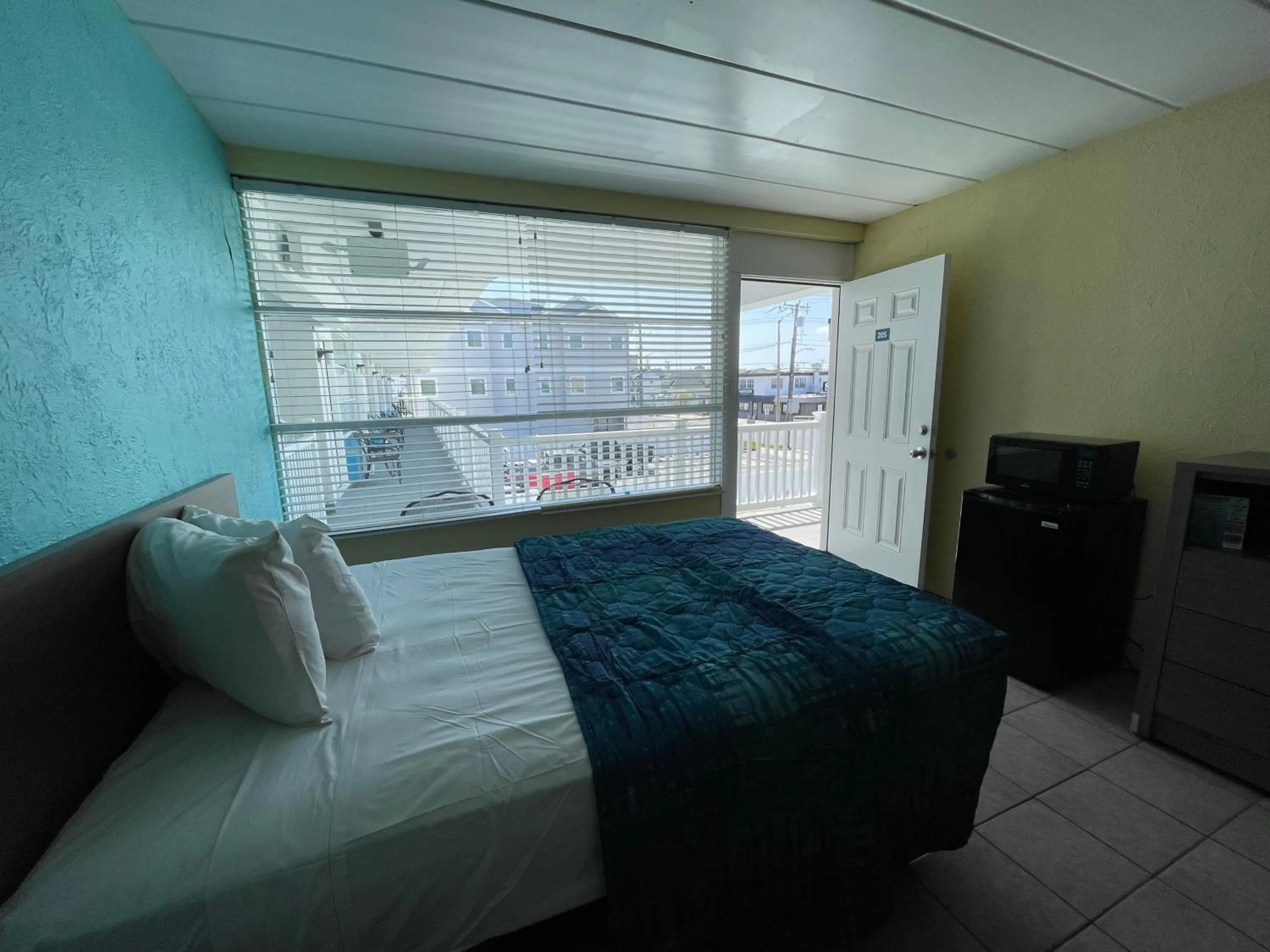 Bed in Bird of Paradise Motel