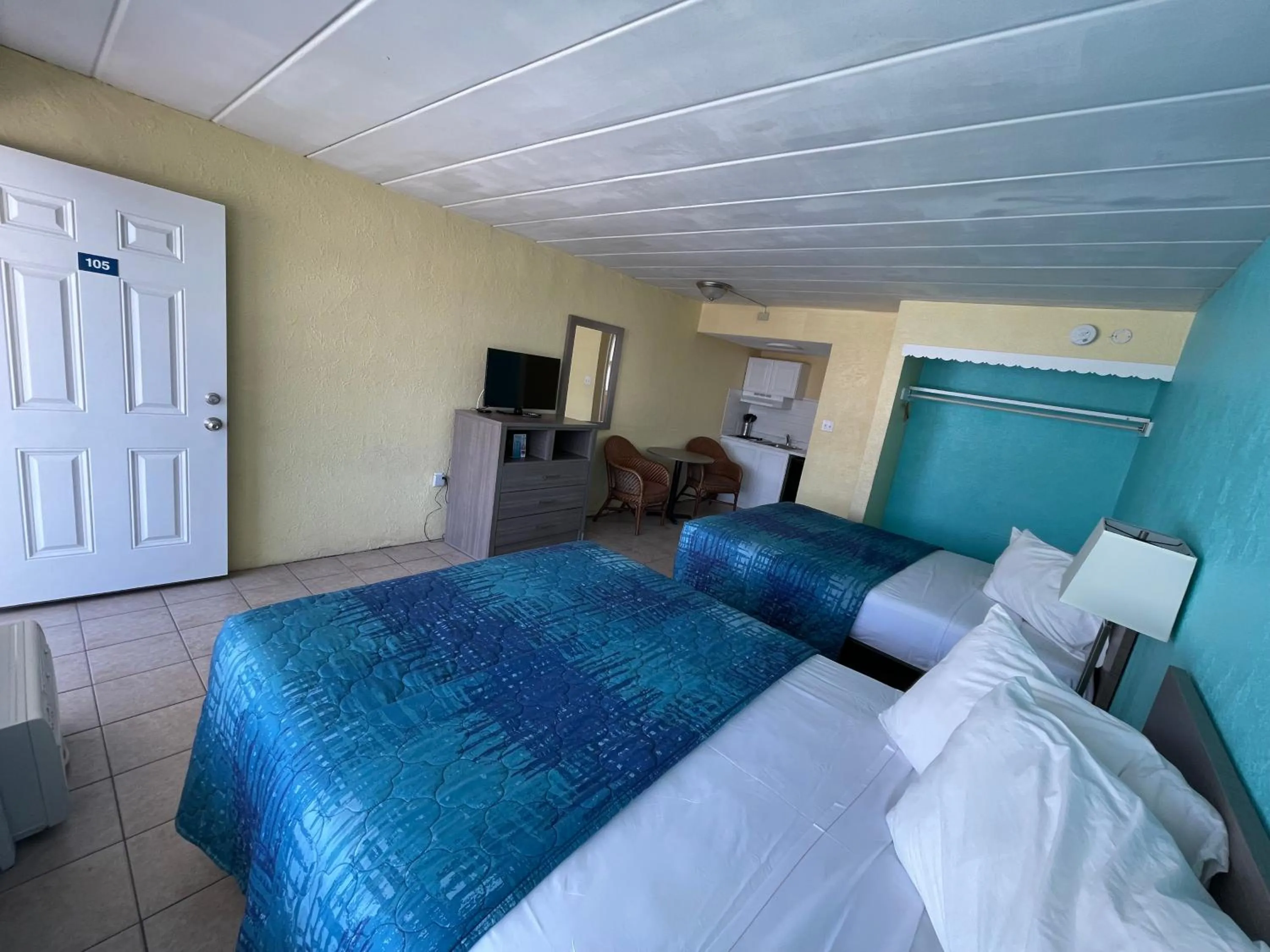 Bed in Bird of Paradise Motel