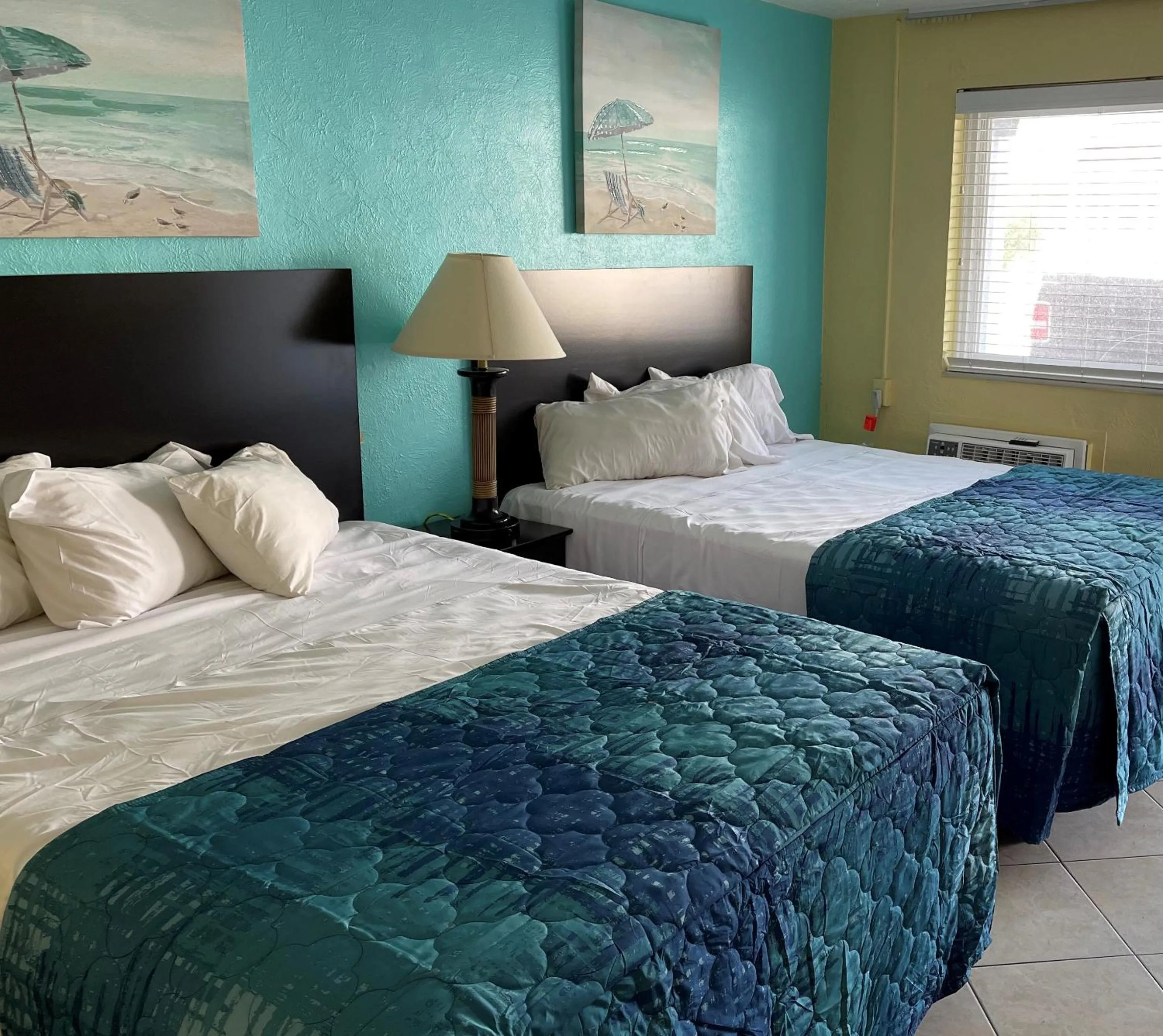 Bed in Bird of Paradise Motel