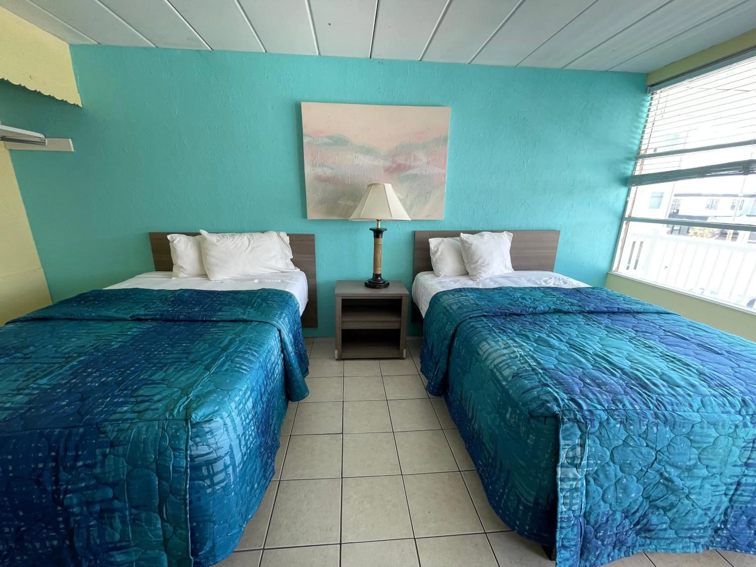 Bed in Bird of Paradise Motel