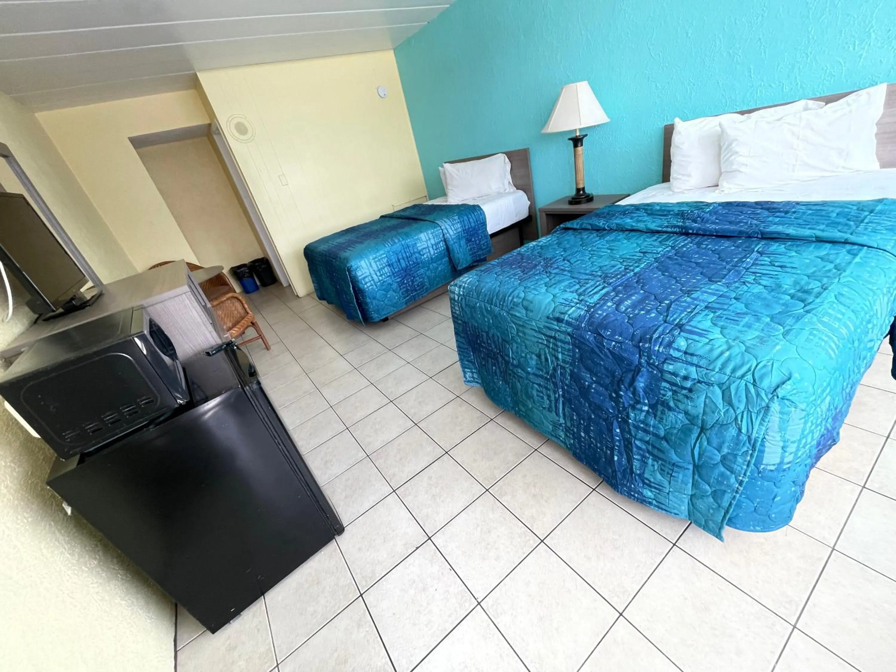 Photo of the whole room, Bed in Bird of Paradise Motel