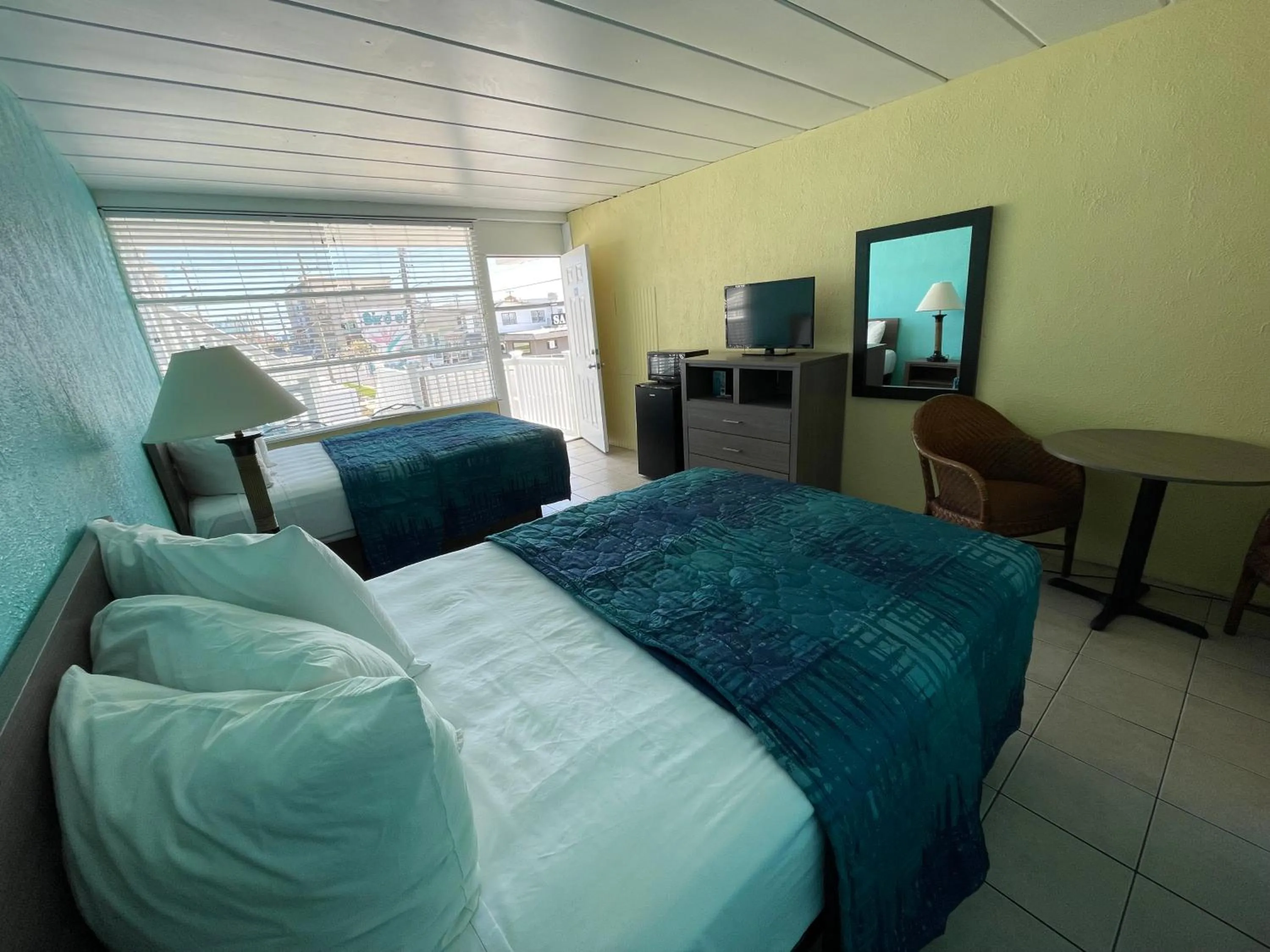 Photo of the whole room, Bed in Bird of Paradise Motel