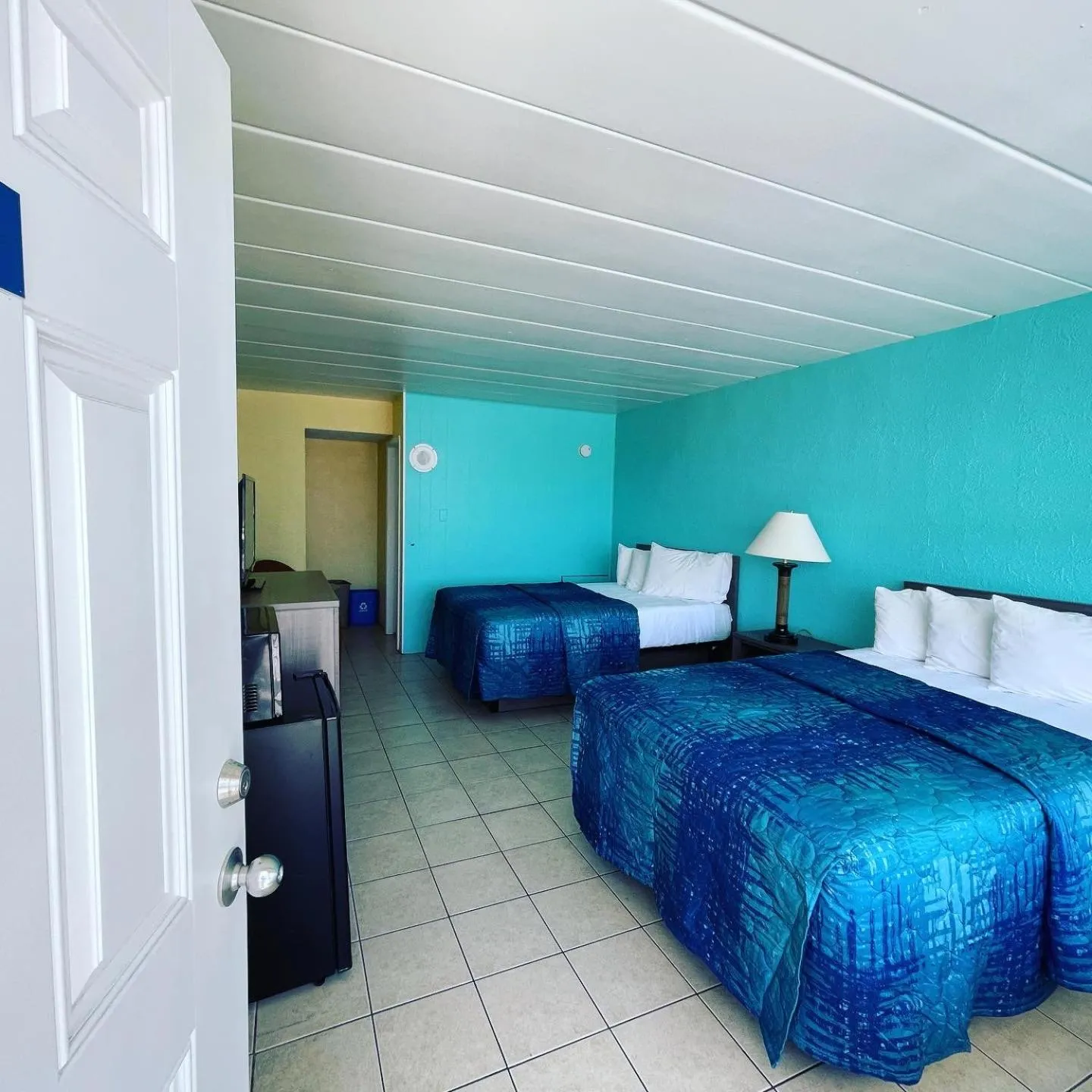 Photo of the whole room, Bed in Bird of Paradise Motel