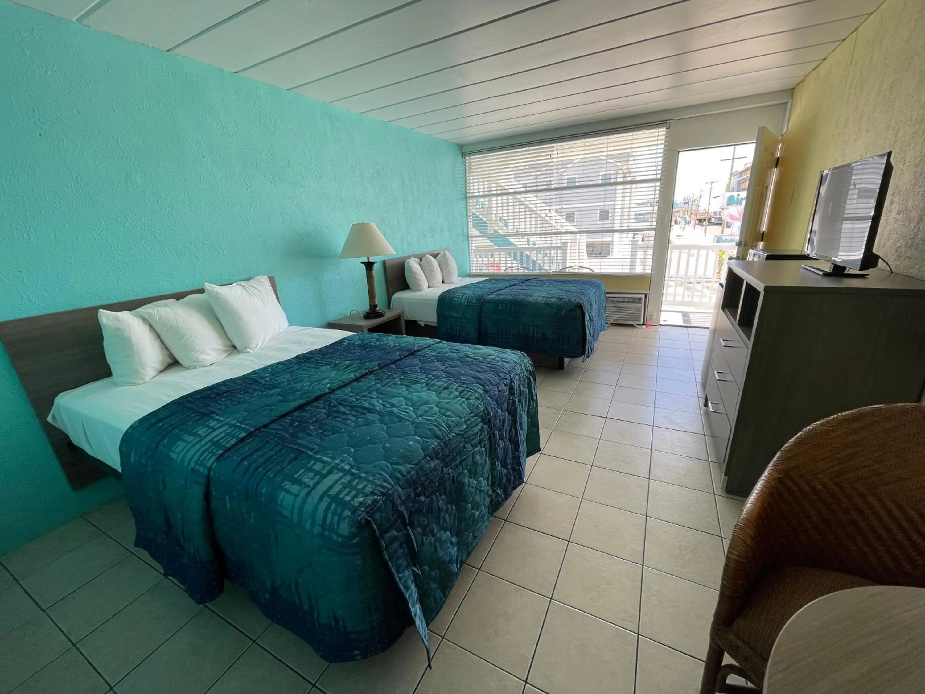 Photo of the whole room, Bed in Bird of Paradise Motel