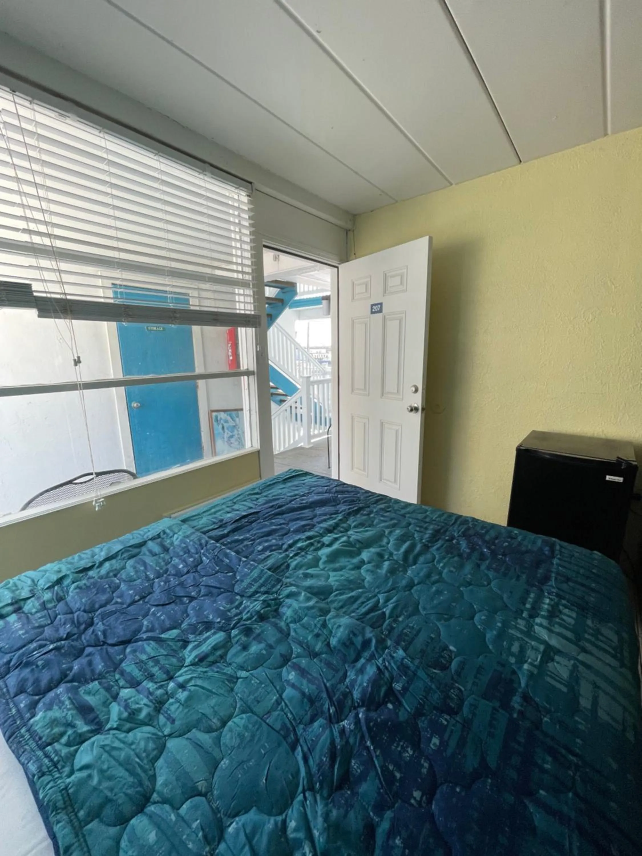 Bed in Bird of Paradise Motel