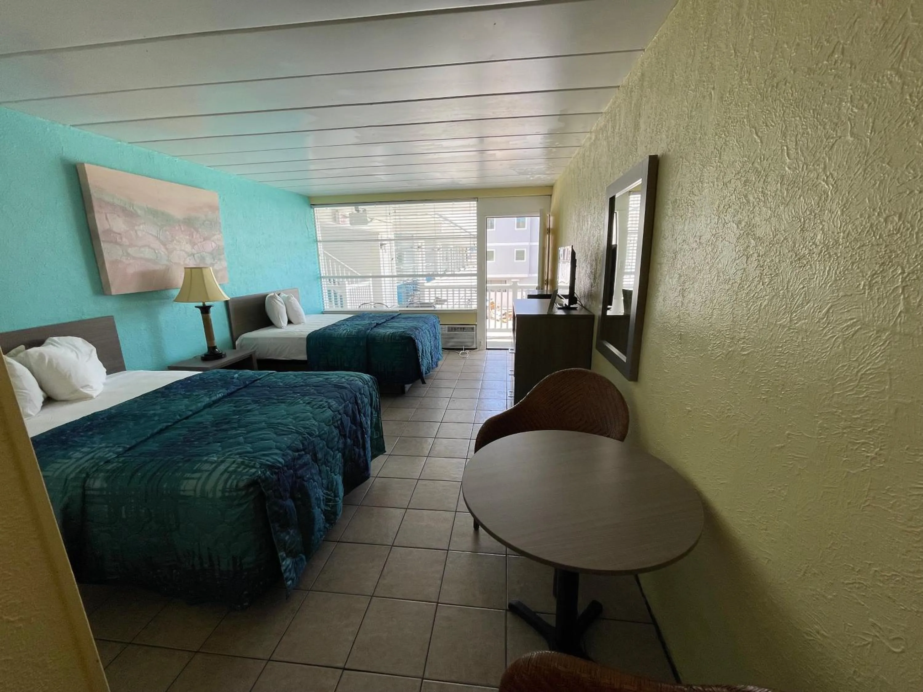 Photo of the whole room, Bed in Bird of Paradise Motel