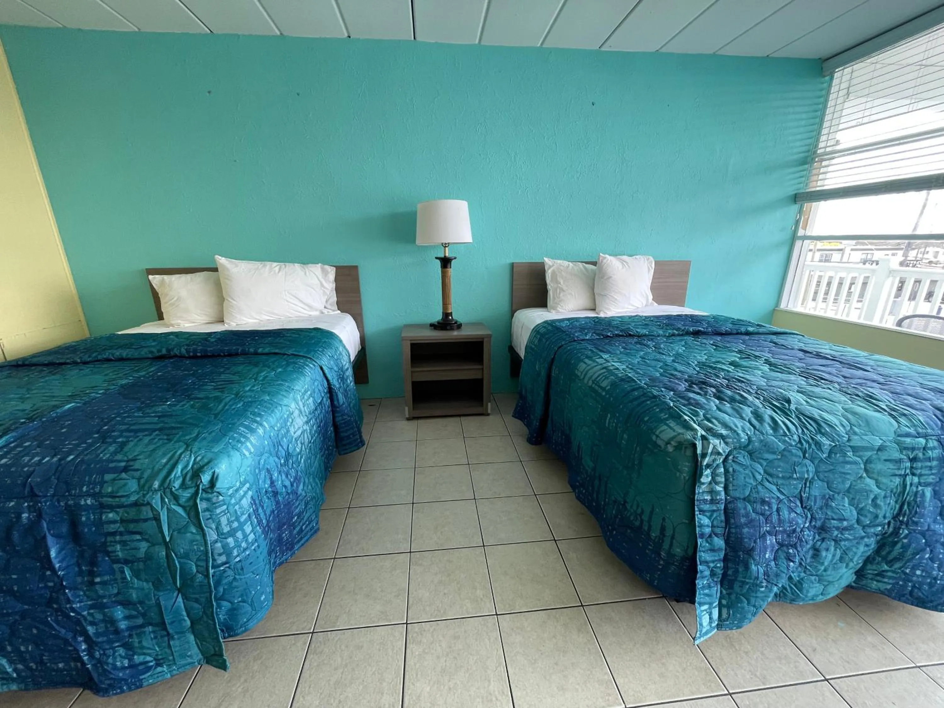 Bed in Bird of Paradise Motel