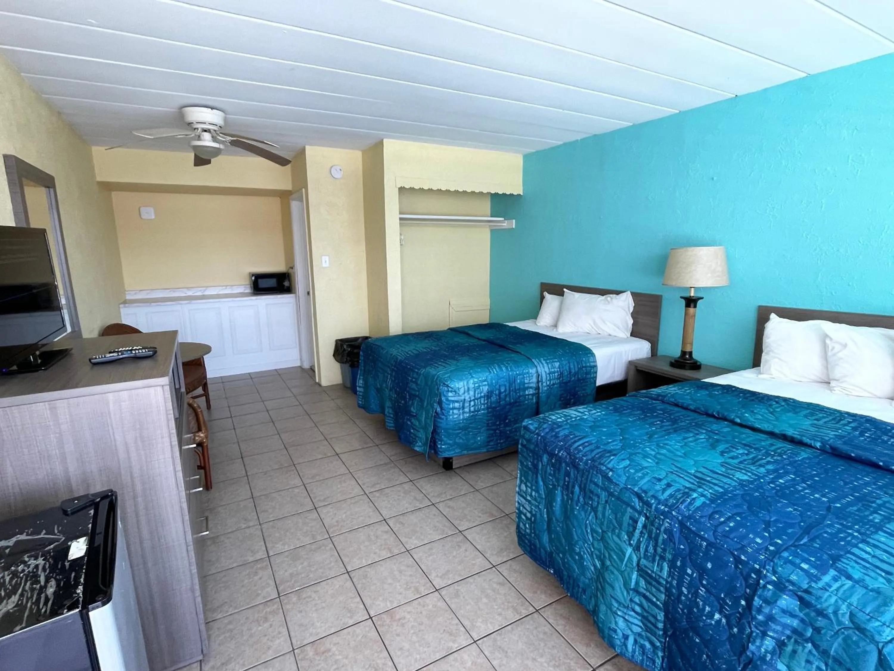 Bed in Bird of Paradise Motel