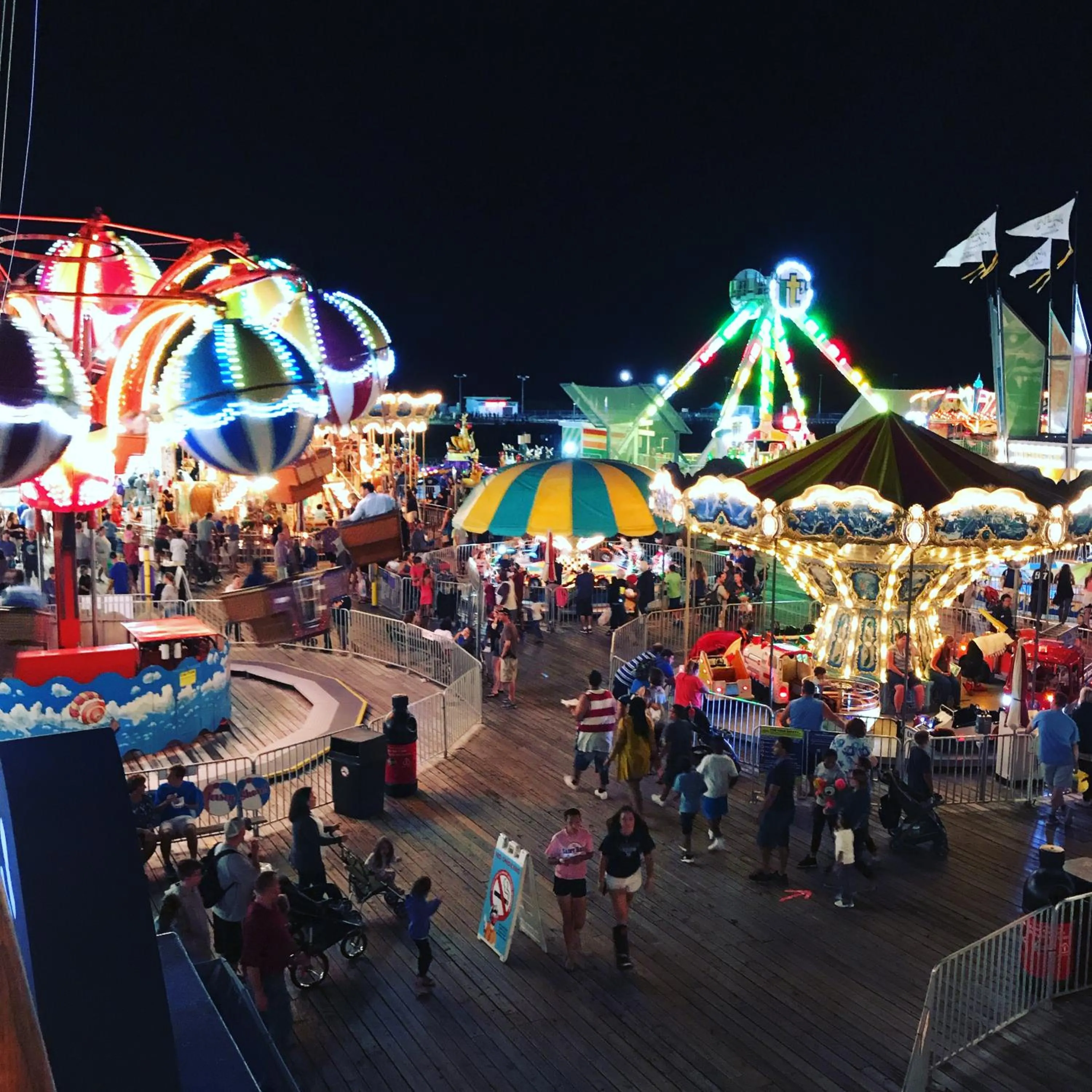 Evening entertainment in Bird of Paradise Motel