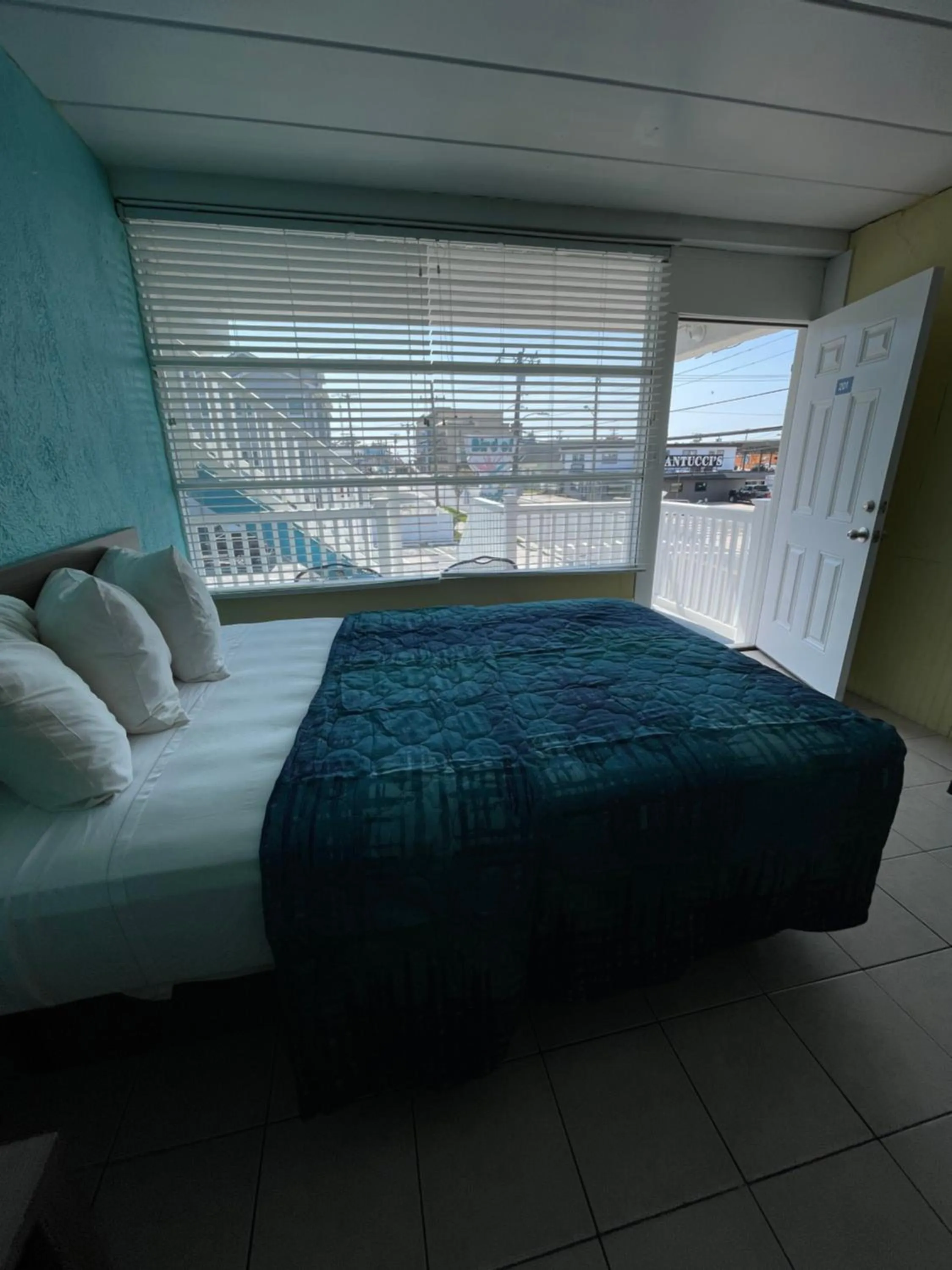 Bed in Bird of Paradise Motel