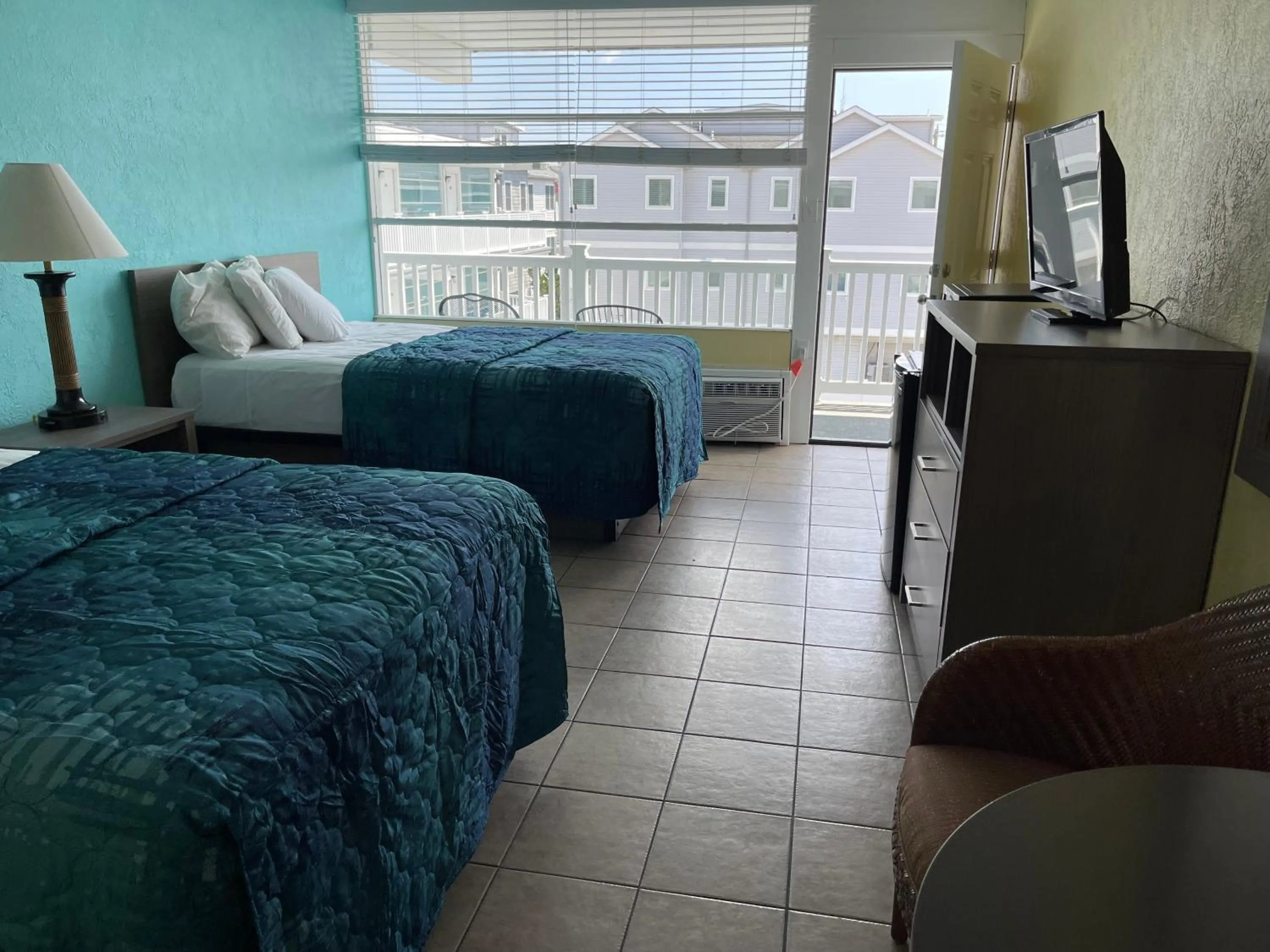 Bed in Bird of Paradise Motel