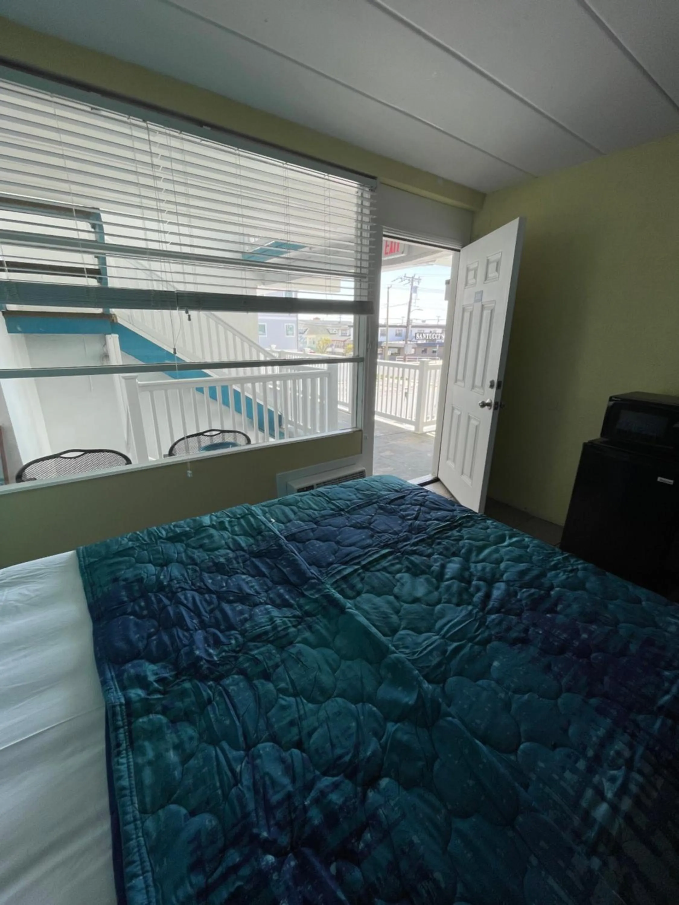 Bed in Bird of Paradise Motel