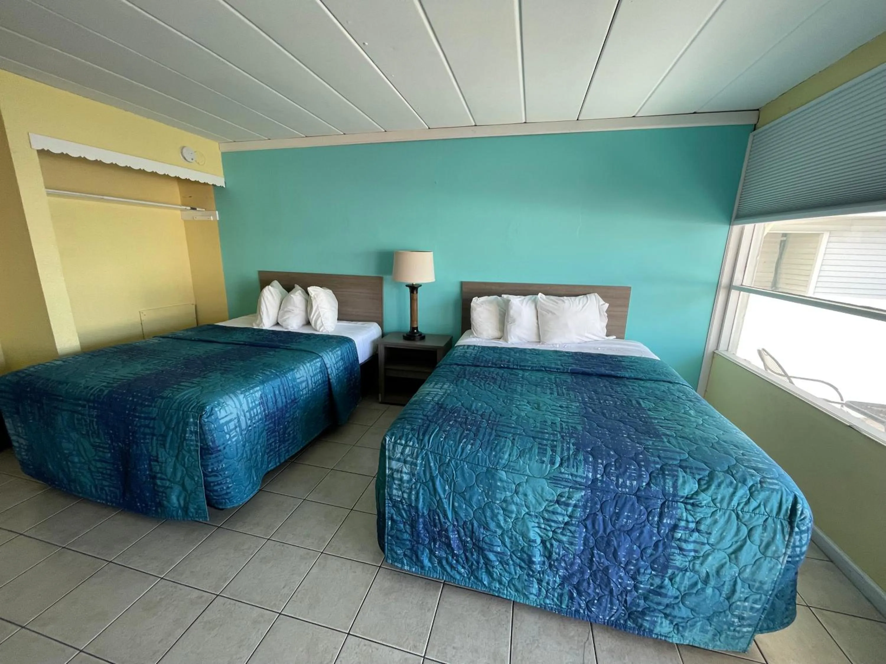 Bed in Bird of Paradise Motel