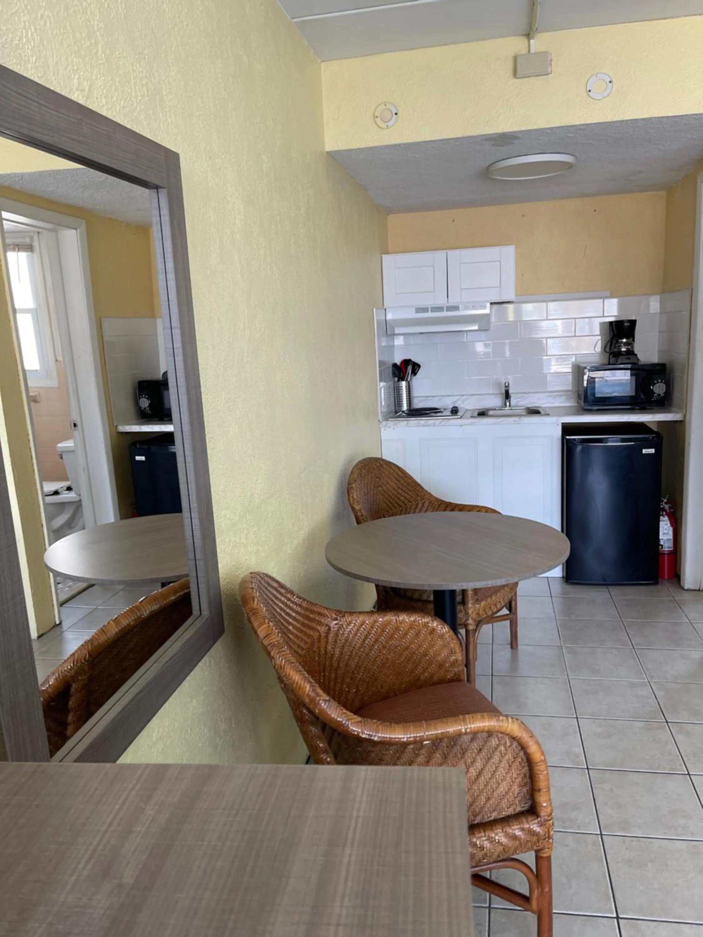 Kitchen or kitchenette in Bird of Paradise Motel
