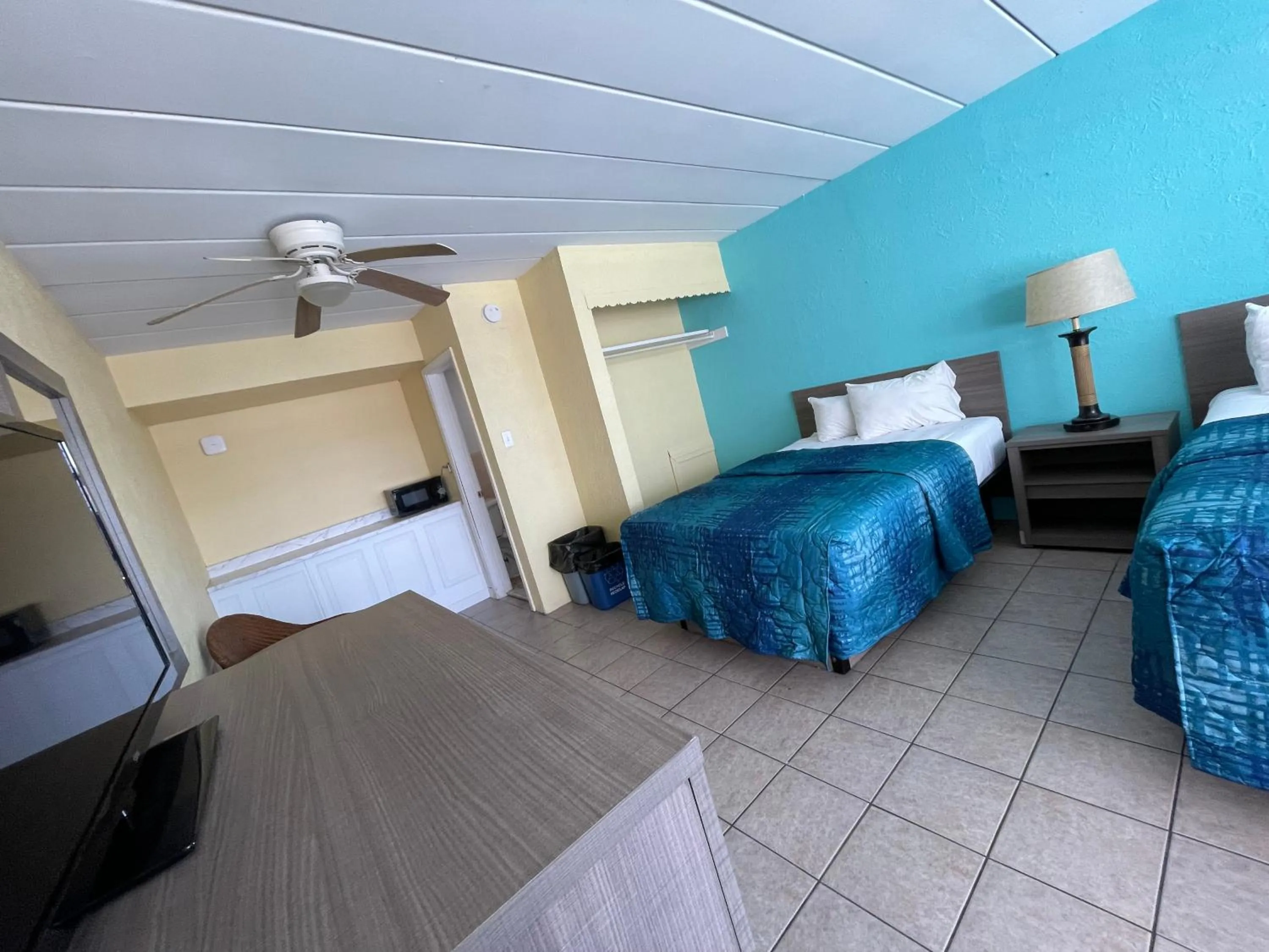 Bed in Bird of Paradise Motel