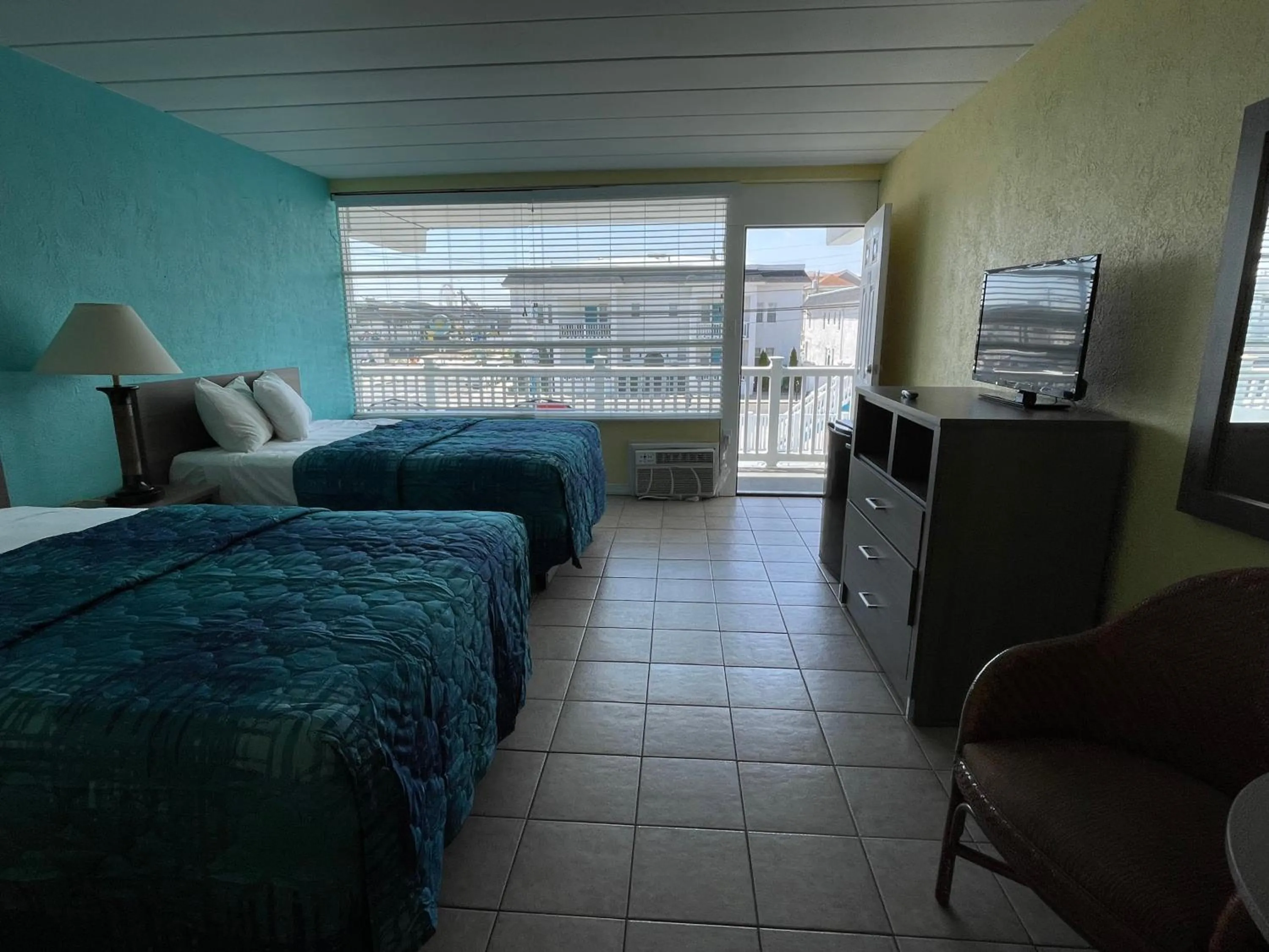 Bed in Bird of Paradise Motel