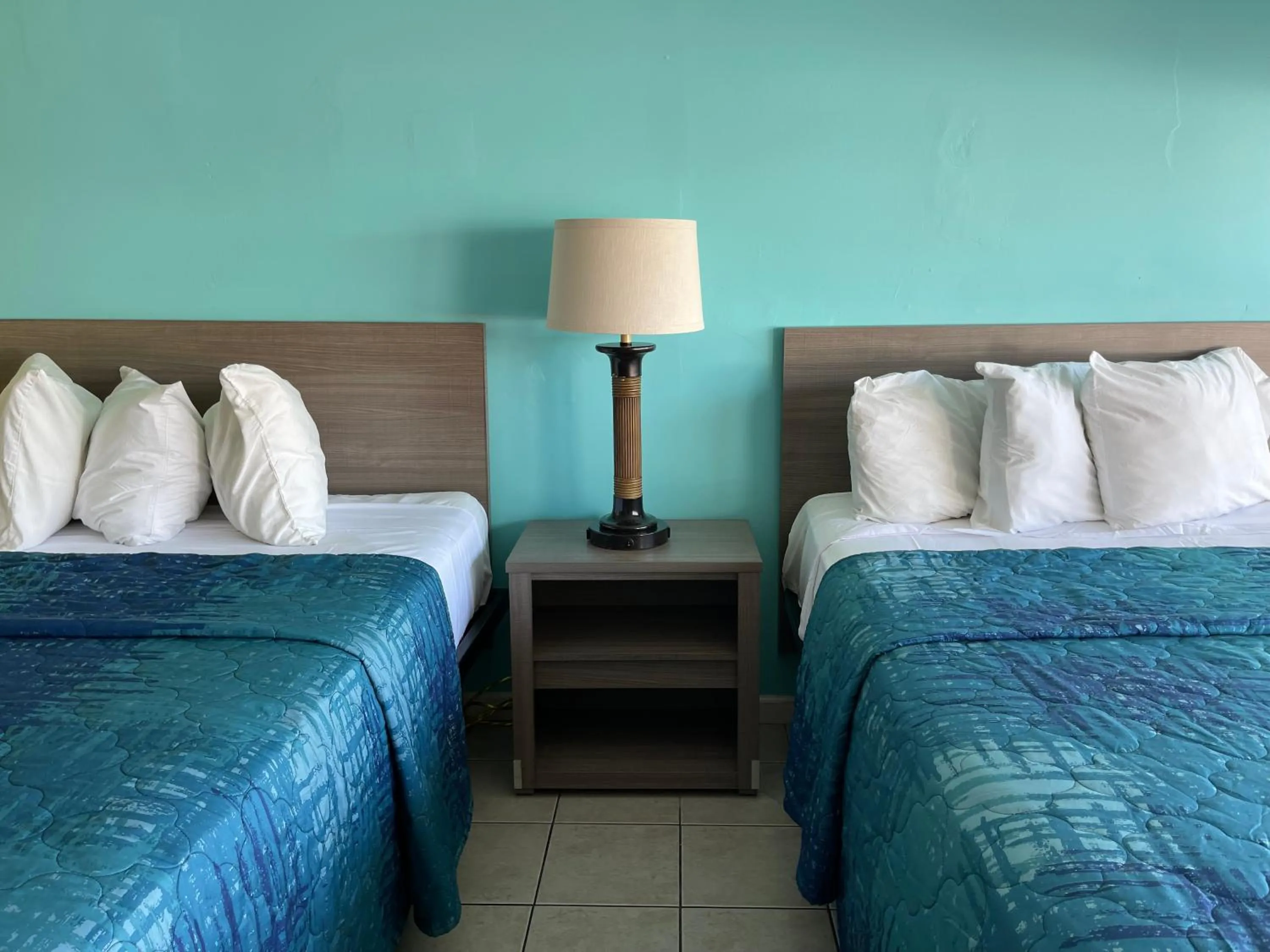 Bed in Bird of Paradise Motel