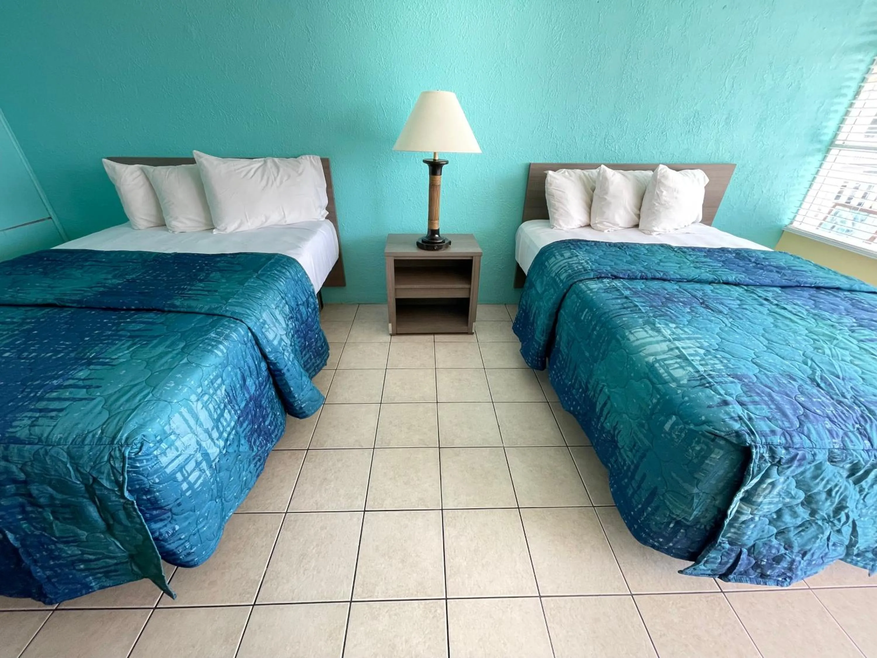 Bed in Bird of Paradise Motel