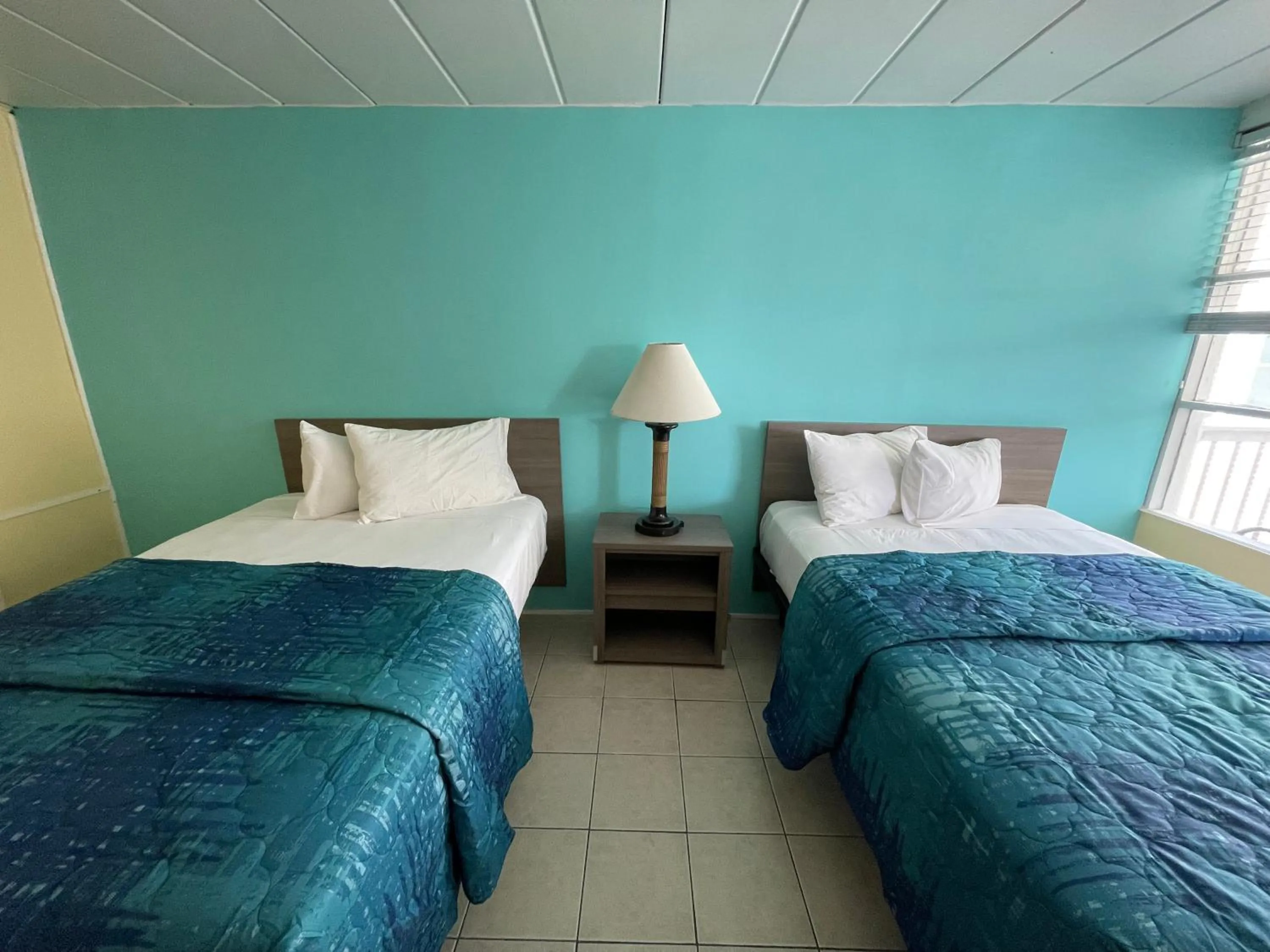 Photo of the whole room, Bed in Bird of Paradise Motel