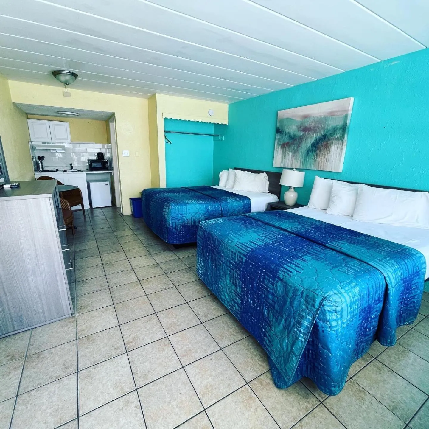 Photo of the whole room, Bed in Bird of Paradise Motel