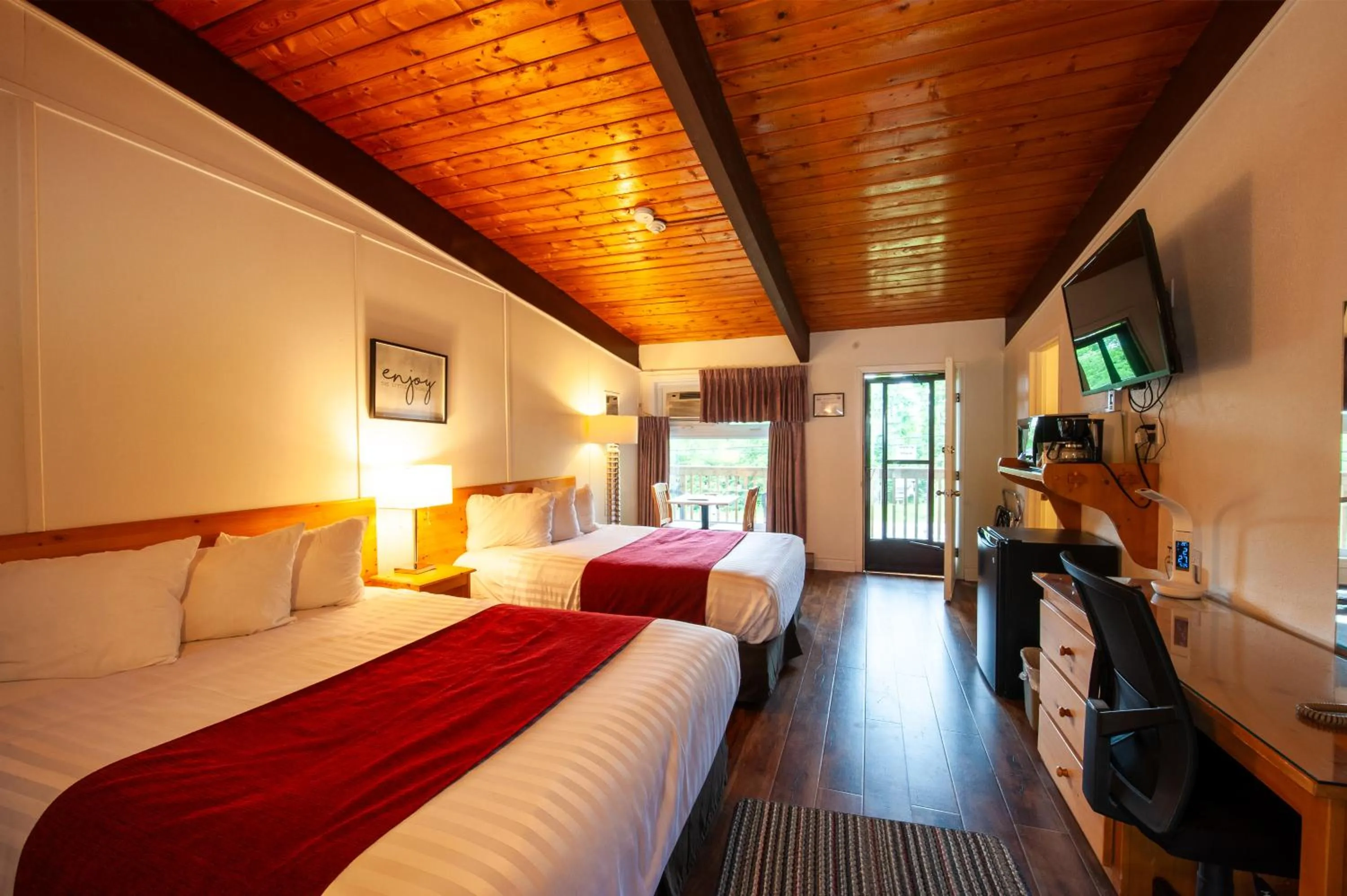 Bedroom, Bed in Lakeview Motel