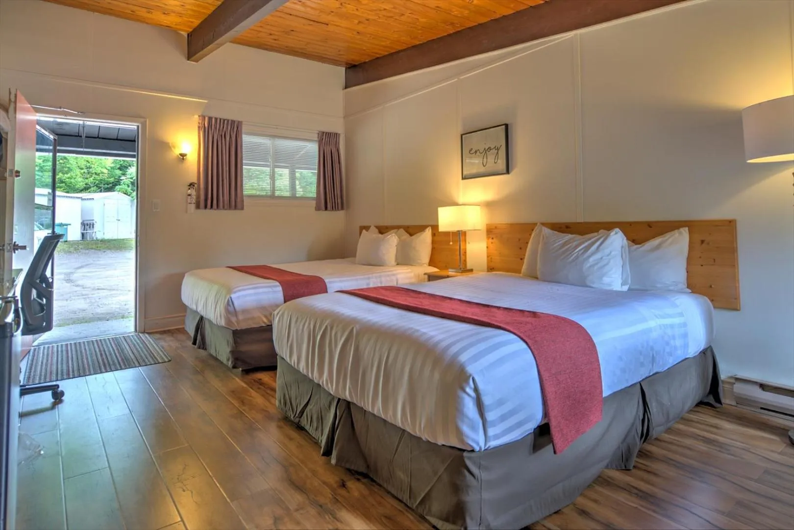 Photo of the whole room, Bed in Lakeview Motel